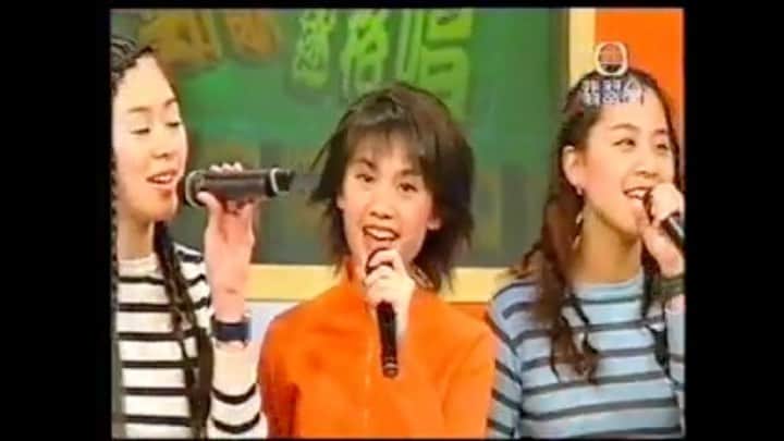 レイニー・ヤンのインスタグラム：「Oh my god！看這畫質就可以知道有多古早了吧😅  22年前，劉德華大哥帶著我們四個小女生在香港做唱片宣傳，當時因節目環節唱了「甘心替代你」，粵語和歌唱技巧都非常生澀，但是是個很難忘的經驗。今天，我因「聲生不息」有機會再次演唱這首歌，看著影片的對比，眼眶泛淚了，原來付出努力是真的會有收穫，我還會繼續努力下去🙌🏻  #聲生不息 #甘心替代你 #節目上的畫質還滿高清 #但他們給我的檔案很顯年代 #抱歉了另外三位團員 #考古當然會把你們拖下水 #但是都是非常美好的回憶」