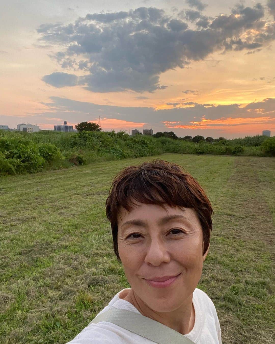 のインスタグラム：「おっとさんありがとうの日 全国のおっとさんお疲れ様です❣️頑張ってください〜 私のおっとさんはいつも私の心の中で笑っている👍 #父の日 #💙　#パパ　それにしても今日の夕焼け小焼けは最高だな〜」
