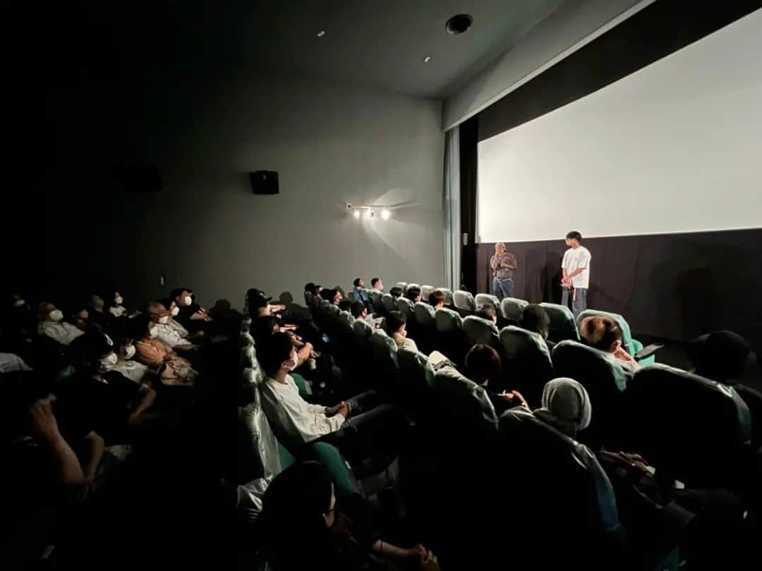 昆竜弥さんのインスタグラム写真 - (昆竜弥Instagram)「映画『虹が落ちる前に』 福岡、宮崎での特別上映そして舞台挨拶が無事終了して東京帰ってきました。  当たり前ですが、僕らの力だけで色々な所で上映が出来る訳はなく、今まで回ってきた場所全てに上映の為に動いてくださった方々、応援してくださる方々がいます。  そうして上映に漕ぎ着けて、さらに観に来てくれるお客さんがいて初めて僕らの映画が完成します。  とまぁ真面目に言ってますが(笑) 僕はいけるなら絶対いっとけ精神なので出来る限り直接お客さんやこの映画の為に動いてくださる方々、応援してくださってる方々にお礼を言いにどこでも行きます(笑)  本当に素敵な2日間でした。 今度また戻って来ることが出来るなら他のみんなも一緒に来れたらいいなぁ。  劇場に足を運んでいただいたみなさんありがとうございました！！  #虹が落ちる前に #虹落ち」6月19日 19時21分 - tatsuya_kon