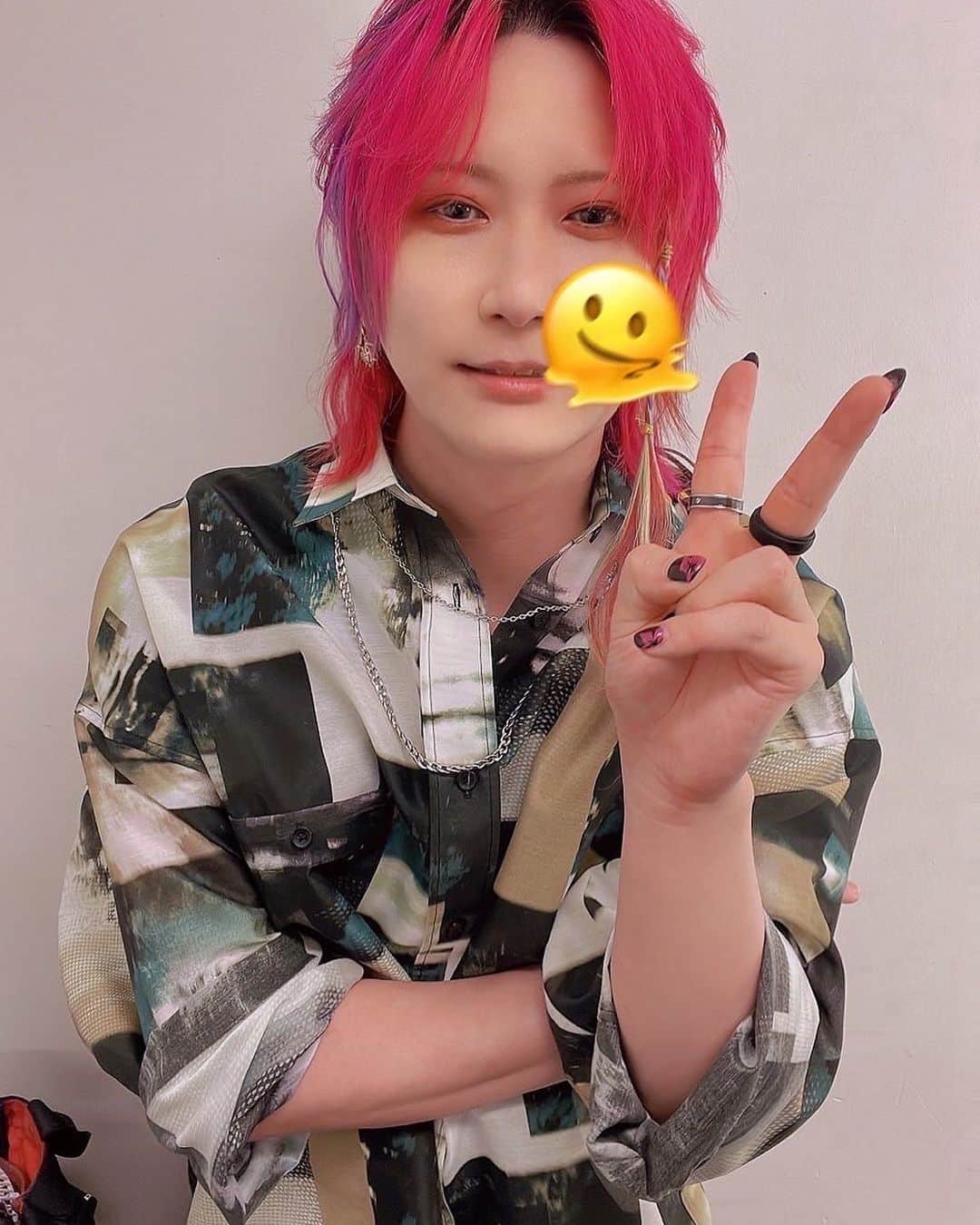 あらきのインスタグラム：「昨日大阪から帰ってきたら夜の12時ぐらいまで爆睡してたんよ〜やっべーよなぁ😅 ってことでこれが大阪時のワイや！ どんどん写真が面白くなっていくな 残り2公演よろしく！  #あらき　#ARAKI #LIVEARK #撃壌之歌」