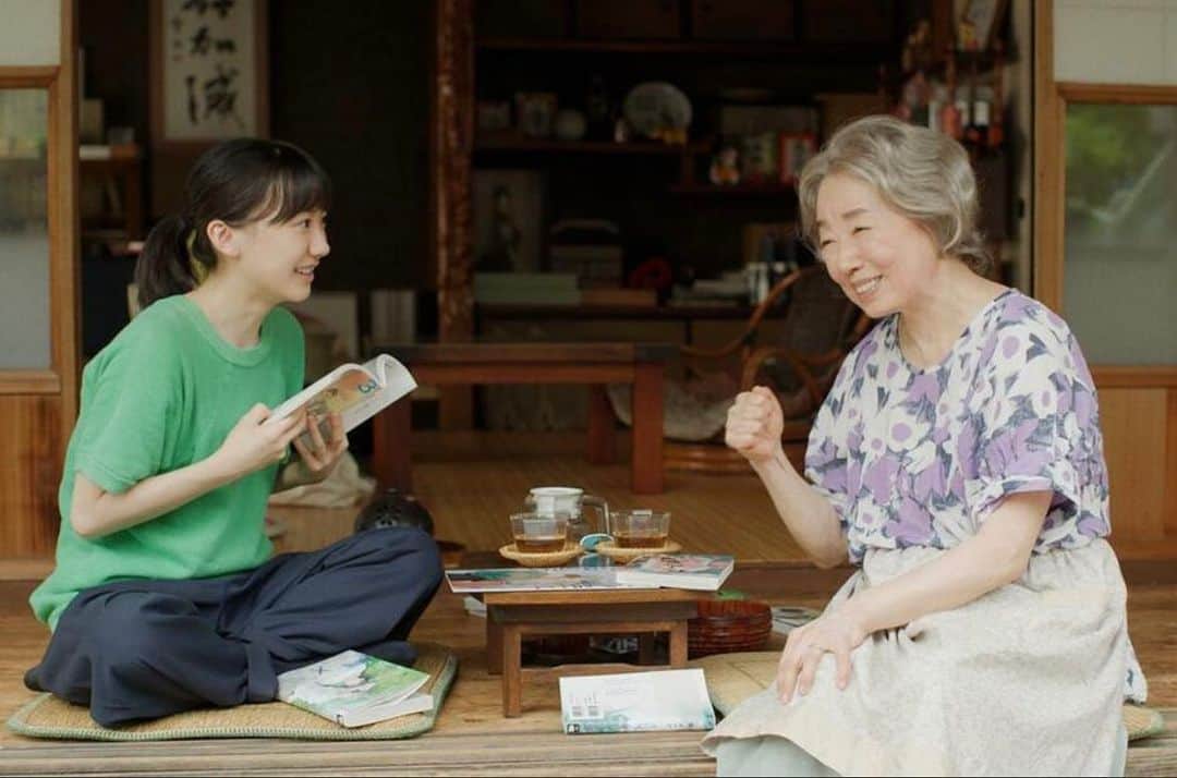 佐久間宣行のインスタグラム：「「メタモルフォーゼの縁側」  結構前に試写で見てコメントを出したのですが、今週末公開されたので再掲しときます。素敵な作品です。  「何かを本気で好きになって、力をもらったり傷ついたりすること。 それを分かち合える人がいること。その尊さと儚さに満ち溢れた2時間。 うららと雪が、2人で好きな漫画を語り合って、笑う。 そのシーンを眺めているだけで、胸がギュッと掴まれて涙が出てきました。そんな特別なシーンじゃないのに、永遠に続けばいいのにと思った。 芦田愛菜さんと宮本信子さんをキャスティングした、誰だかよくわからないけどこの映画のスタッフに感謝状を渡したいです。」」