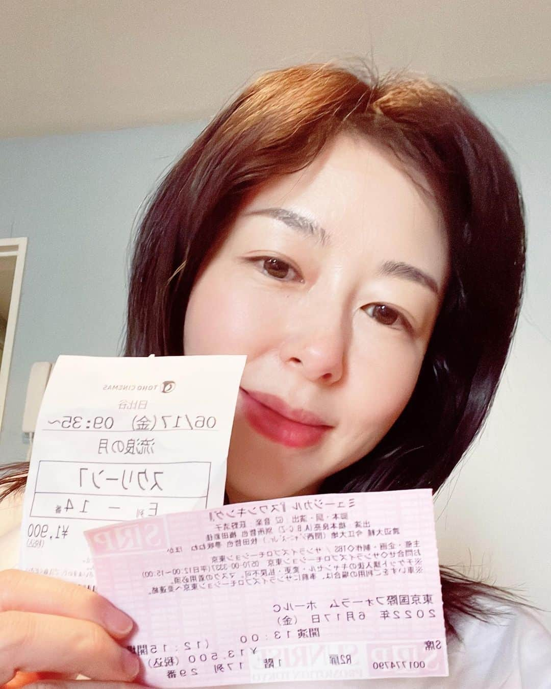 堀内敬子さんのインスタグラム写真 - (堀内敬子Instagram)「今日こそ。大河ドラマです。  映画　流浪の月。  ミュージカル　スワンキング。  日比谷でハシゴしました。  流浪の月は原作と照らし合わせ、贅沢な時間。  スワンキングは、きよちゃんの素晴らしい音楽♫ お世話になったG2さん。  ブラッドブラザーズでお世話になった。 やっきー、俵くん、あっちゃんが出演✨ 素晴らしかった。  東京を最後まで走り抜けた感動を、お客様と共有してました。 それだけで、うるうるしますね。  これから地方公演にも行くそうです。 最後まで、届けられますように、祈ります。  #流浪の月 #映画  #スワンキング #荻野清子 #安福毅 #俵和也  #河合篤子  #規制退場の事よく分からなくてアフタートークでも始まるのかと清ちゃんに何かあるのかと聞いてしまいました😅  #お客様の努力によっても公演は成り立つことを知りました  #今日こそ大河ドラマ #生き残りをかける道  #よいお休みを💞」6月19日 11時30分 - horiuchi_keiko