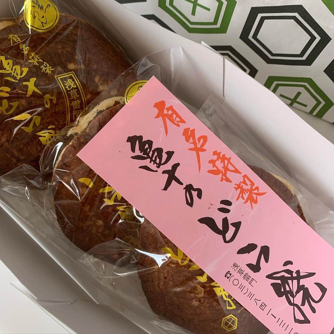 のインスタグラム：「あんこは昔から粒あん派✨  そして... 黒あんか白あんかと聞かれたら 迷わず黒あんを選びます！  入手困難な雰囲気漂うお土産をいただきました  パンケーキみたいにふわふわの皮と 甘さ控えめの黒あんの組み合わせ  ひとり一個 食べきれないかな？と思ったけど あっという間になくなっちゃった✨  一瞬で 幸せな気分に包まれました😆  #tokyolifestyle #happy #yummy #sweets #japanesesweets #dorayaki  #和菓子 #大好き #スイーツ #どら焼き #幸せ」