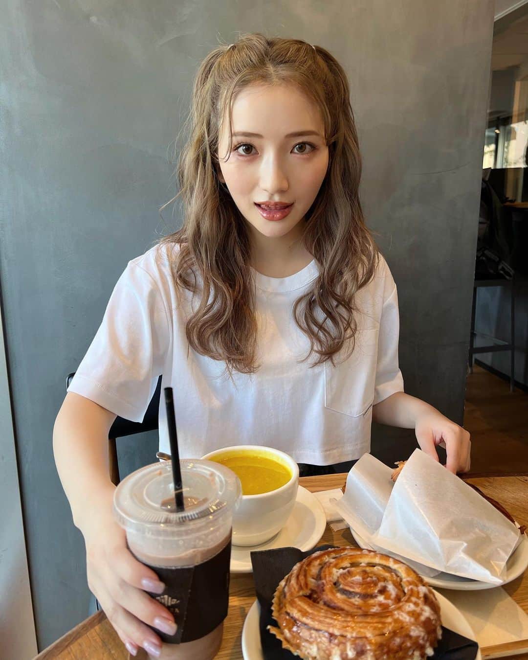 南りほのインスタグラム：「一人でこの量😂💮 普通に頼みすぎて食べれんかったからシナモンロール持ち帰りした😂🔥🥤 みんなは日曜日何して過ごす〜？❤️‍🔥」