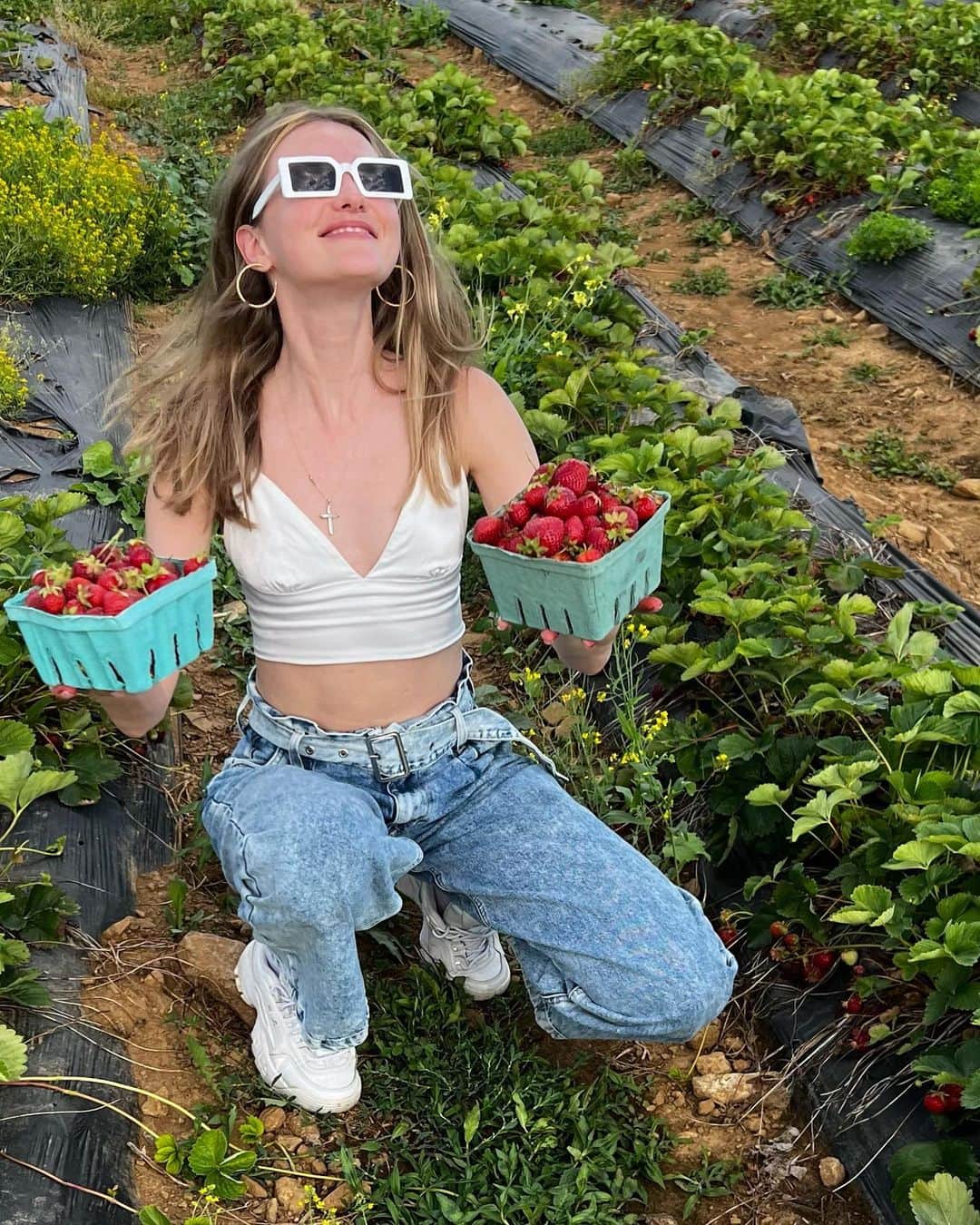 ヴラダ・ロスリャコヴァのインスタグラム：「The. Best. Strawberries. Period.」