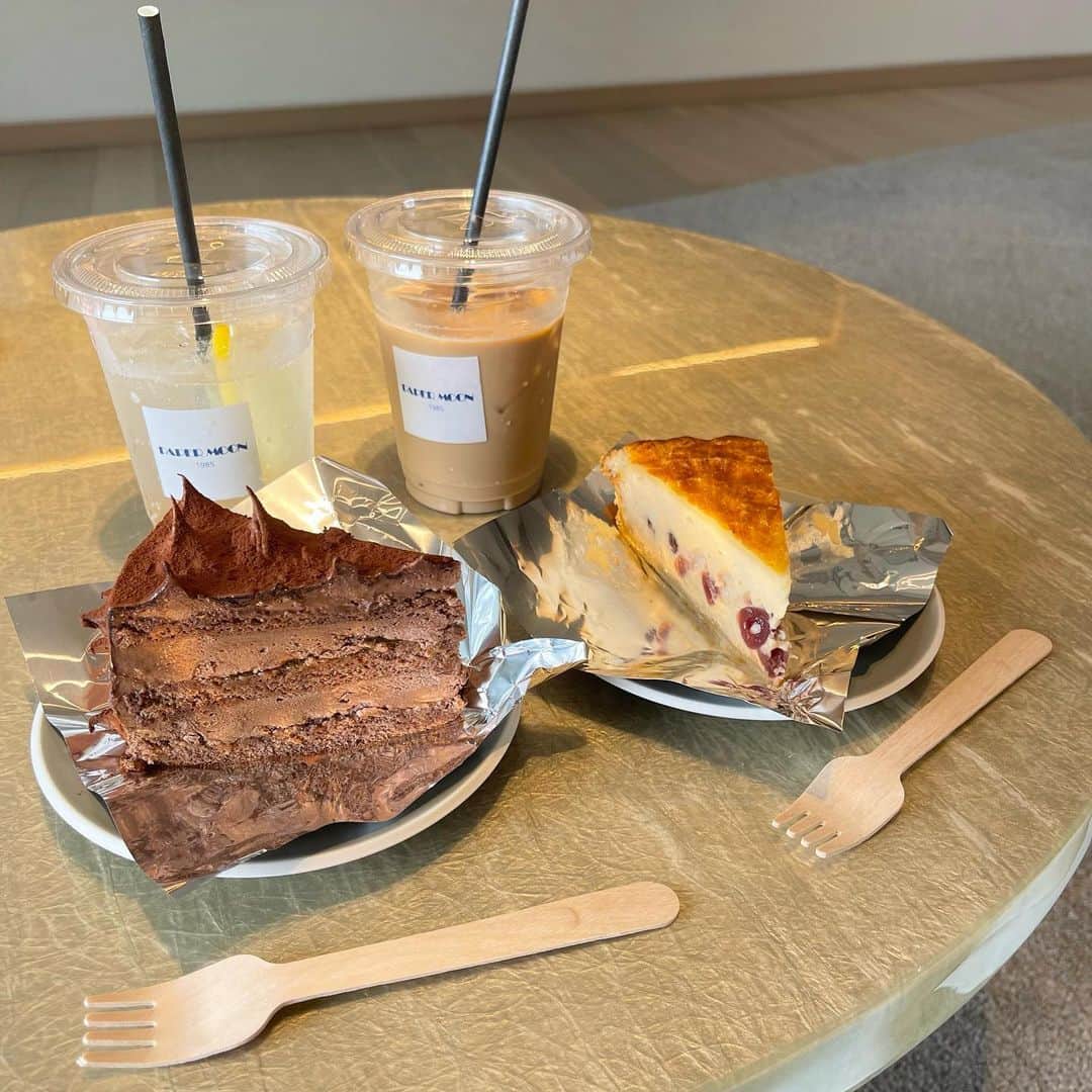 ひよんのインスタグラム：「🍰🍫🧀  立川行った時に寄ったケーキ屋さんが美味しかった😋💛 物撮り少しはいい感じになってるかな？🫣  #立川カフェ #ケーキ屋さん #ケーキ #ひよん」
