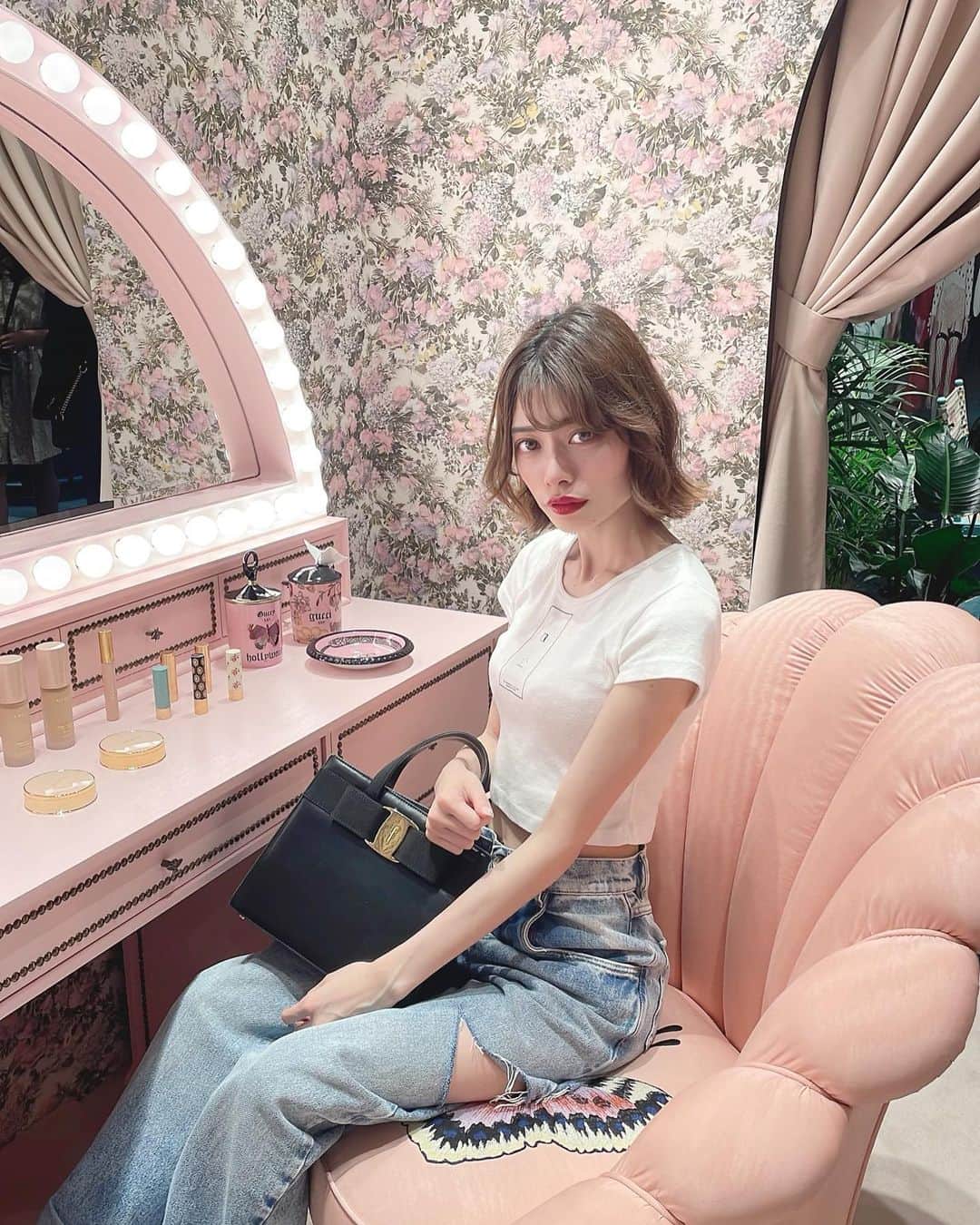 廣澤衣里のインスタグラム：「🎀 *  東京にでてきて思うのは、 本当に世界は広いということ。  世界を広げることで これまで疑いもしなかった 人生の"当たり前"が崩れる と同時に 人生の"選択肢"が無限に増える。  どの選択肢を選んでも これといった正解はない中で 最後にそれを"正解"に変えるのは 結局、自分自身の行動でしかない  世間一般のモノサシではなく 自分の価値観のモノサシで、 自分の思いが赴くままに選べばいい  正解探しではなく 意志を込めた"正解創り"が 素敵な未来を切り拓いていく  と、姉は思ってるよ。 　　　　　 いつでも東京おいでな、若人  *  GUCCI LOVE PARADE TOKYO  (全然関係ない)」