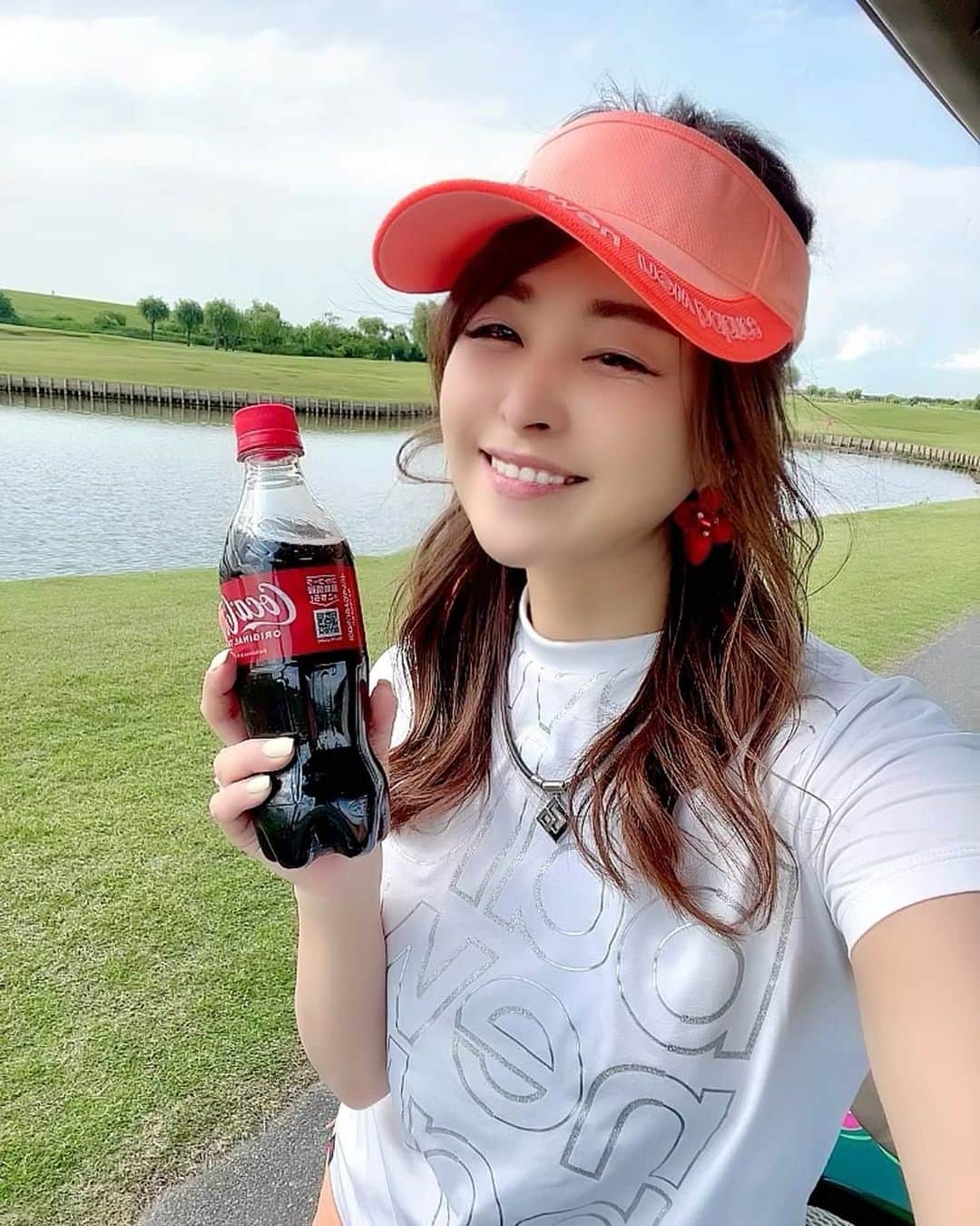 mikaのインスタグラム：「♥︎︎∗︎*ﾟ 久しぶりの夏日💛 ． ． コーラがすこぶる美味しい🥰🥤 ． ． ． ． #コカコーラ #コーラ女子 #夏日 #ゴルフ #golf#ゴルフ女子 #golfgirl #골프여자 #女子ゴルフ #golstagram # #golflove #ゴルフ好き #ゴルフ最高 #ゴルフ上手くなりたい #みかゴルフ #mikagolf #高尔夫 #golfgirl #골프여자 #ゴルフウエア #ゴルフコーデ #インスタゴルフ女子 #ゴルフ男子 #ゴルフ好きな人と繋がりたい #ゴルフ女子と繋がりたい #コーラ好き」