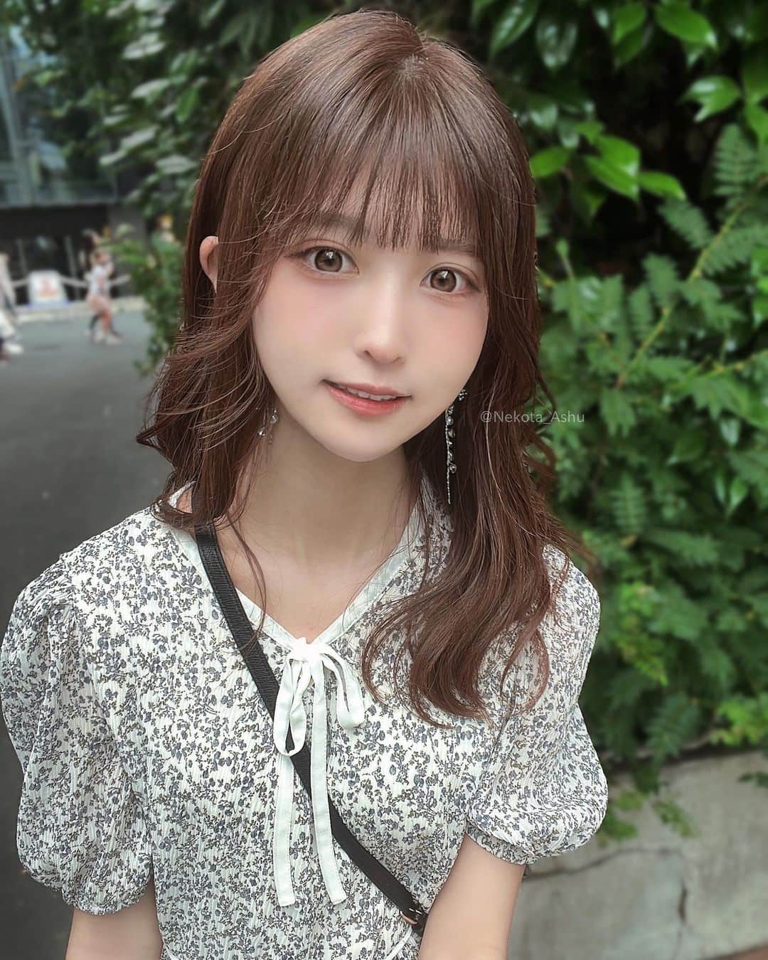 猫田あしゅのインスタグラム：「New Hair 🌱 . . LAS omotesando さんで ヘアメンテナンスして頂きました！ サラサラに生き返る〜 . 夏っぽく髪色明るくしていただきました！ 担当の @koheinagakawa  さん いつもありがとうございます🌱 . #fashion #ロングヘア #ショートヘア  #トリートメント  #髪質改善トリートメント  #hairstyle  #photo #selfie #hair #code  #ファッション #コーデ  #自撮り女子 #shortstyles  #ootd #ootdfashion  #make  #cosme  #透明感カラー  #透明感メイク  #夏服コーデ  #夏カラー  #髪質改善  #hairstyle  #haircolor #hairsalon  #beauty  #ヘアサロン  #メイク  #model  #ワンピース」