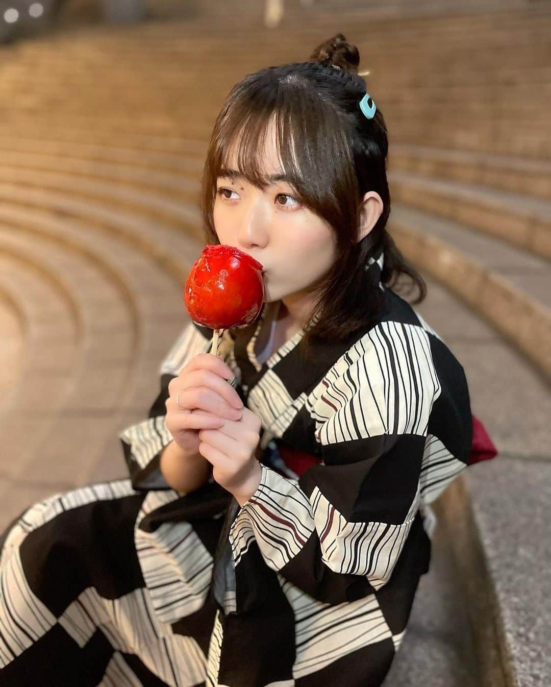 タカフジチヒロさんのインスタグラム写真 - (タカフジチヒロInstagram)「Candy apple🍎 * * * めちゃめちゃ大きいりんご飴があるりんご飴専門店の原宿店に行ってきました！ * * 味も8種類あって選べるのですが、初めての時はやっぱり王道かなぁと思ったので王道のりんご飴にしました！！ * * * 甘さと酸っぱさのバランスがとても良くて美味しかったです😊💕 ※写真は夏祭り風に撮りました笑 * * * #candyapple #キャンディーアップル #原宿 #原宿カフェ #表参道 #カフェスタグラム #りんご飴 #りんご飴専門店 #グルメスタグラム #手土産 #手土産グルメ #ぷらべっち  #cafestagram #apple #candyapples」6月19日 15時15分 - chihiro__fuji821