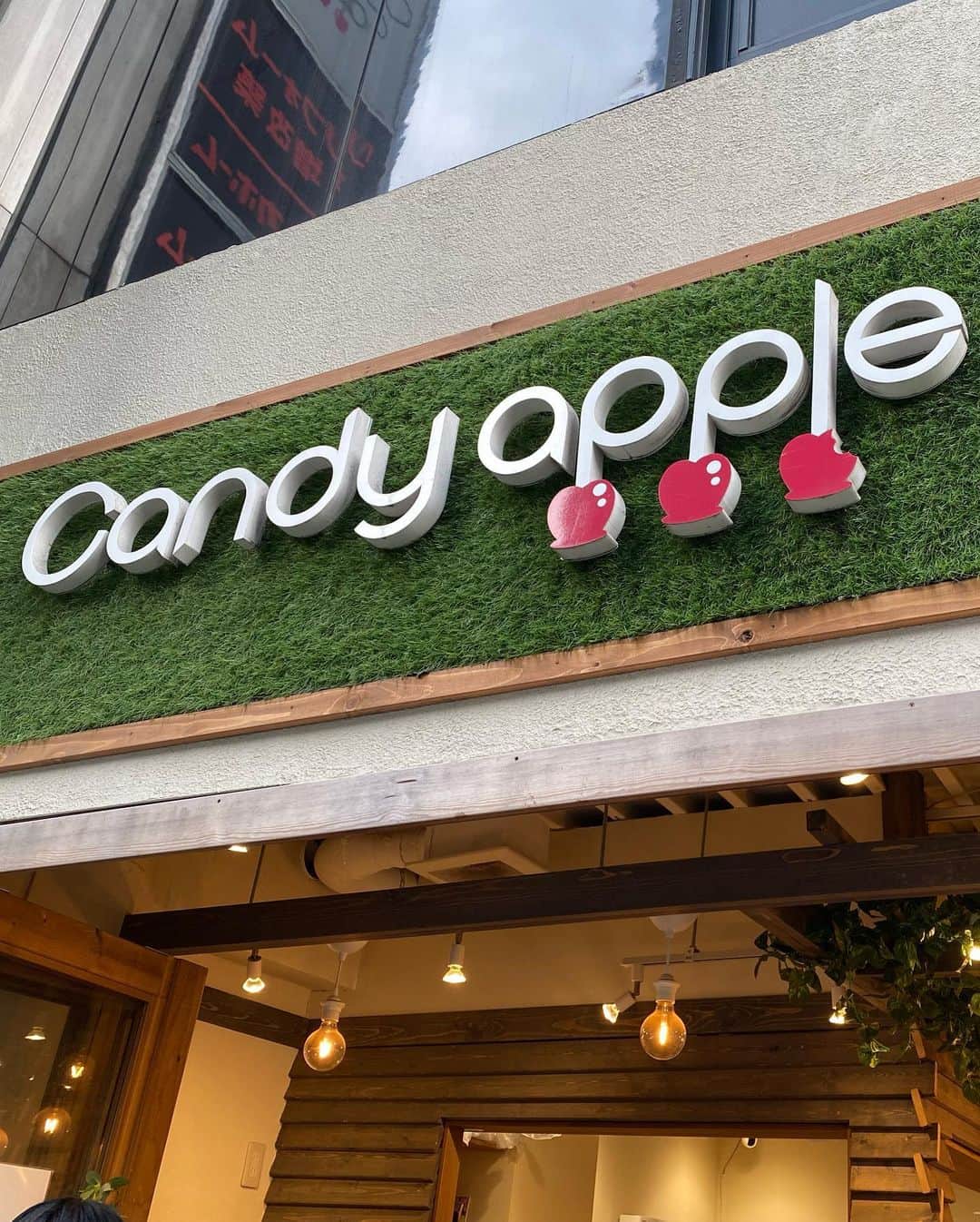 タカフジチヒロさんのインスタグラム写真 - (タカフジチヒロInstagram)「Candy apple🍎 * * * めちゃめちゃ大きいりんご飴があるりんご飴専門店の原宿店に行ってきました！ * * 味も8種類あって選べるのですが、初めての時はやっぱり王道かなぁと思ったので王道のりんご飴にしました！！ * * * 甘さと酸っぱさのバランスがとても良くて美味しかったです😊💕 ※写真は夏祭り風に撮りました笑 * * * #candyapple #キャンディーアップル #原宿 #原宿カフェ #表参道 #カフェスタグラム #りんご飴 #りんご飴専門店 #グルメスタグラム #手土産 #手土産グルメ #ぷらべっち  #cafestagram #apple #candyapples」6月19日 15時15分 - chihiro__fuji821