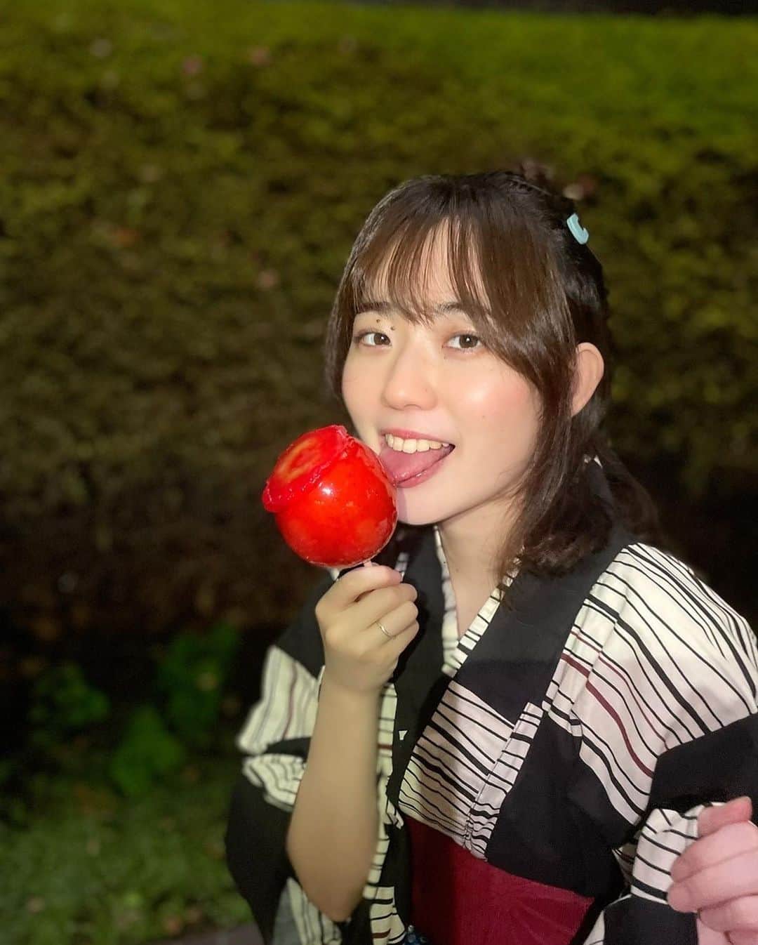 タカフジチヒロさんのインスタグラム写真 - (タカフジチヒロInstagram)「Candy apple🍎 * * * めちゃめちゃ大きいりんご飴があるりんご飴専門店の原宿店に行ってきました！ * * 味も8種類あって選べるのですが、初めての時はやっぱり王道かなぁと思ったので王道のりんご飴にしました！！ * * * 甘さと酸っぱさのバランスがとても良くて美味しかったです😊💕 ※写真は夏祭り風に撮りました笑 * * * #candyapple #キャンディーアップル #原宿 #原宿カフェ #表参道 #カフェスタグラム #りんご飴 #りんご飴専門店 #グルメスタグラム #手土産 #手土産グルメ #ぷらべっち  #cafestagram #apple #candyapples」6月19日 15時15分 - chihiro__fuji821