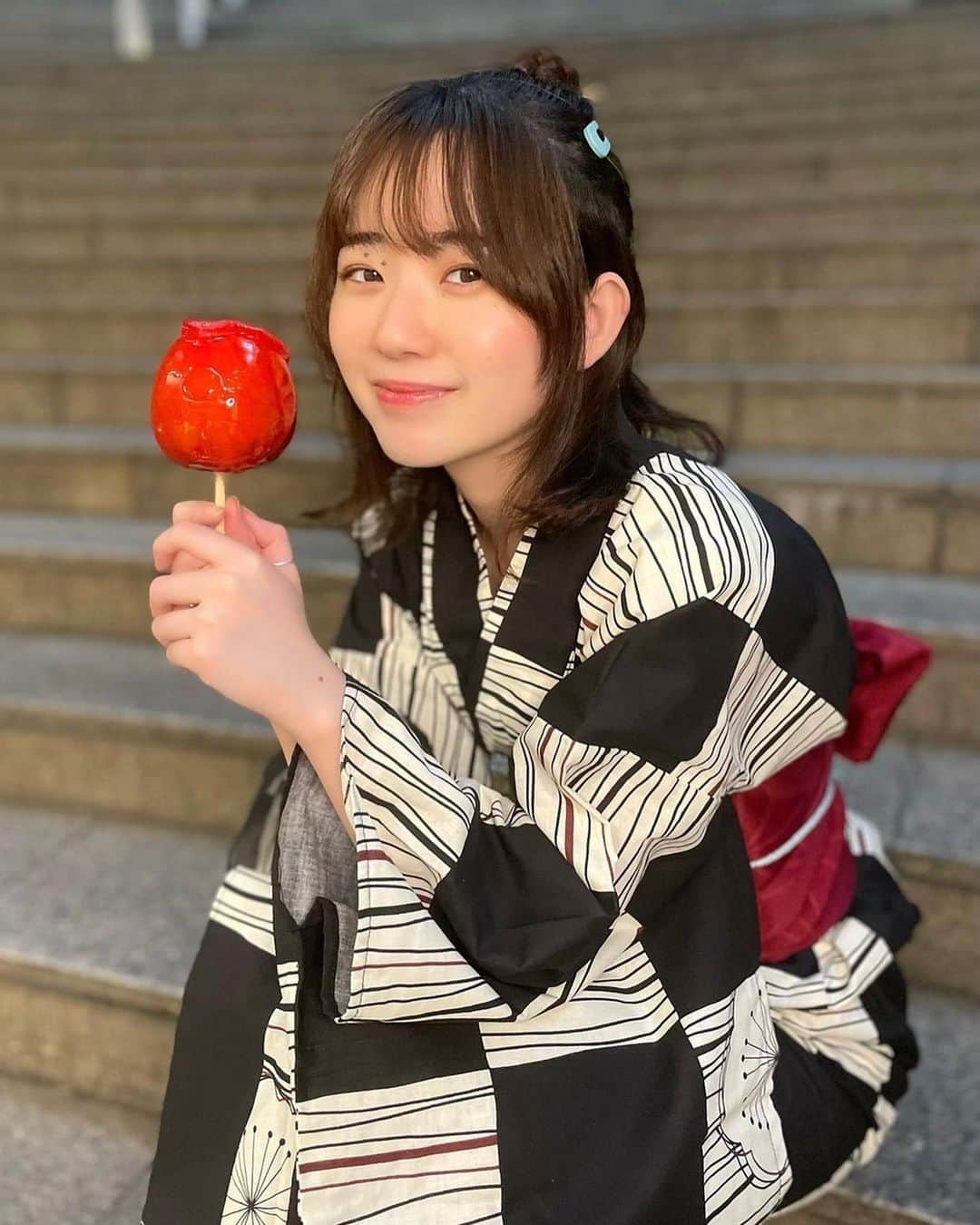 タカフジチヒロさんのインスタグラム写真 - (タカフジチヒロInstagram)「Candy apple🍎 * * * めちゃめちゃ大きいりんご飴があるりんご飴専門店の原宿店に行ってきました！ * * 味も8種類あって選べるのですが、初めての時はやっぱり王道かなぁと思ったので王道のりんご飴にしました！！ * * * 甘さと酸っぱさのバランスがとても良くて美味しかったです😊💕 ※写真は夏祭り風に撮りました笑 * * * #candyapple #キャンディーアップル #原宿 #原宿カフェ #表参道 #カフェスタグラム #りんご飴 #りんご飴専門店 #グルメスタグラム #手土産 #手土産グルメ #ぷらべっち  #cafestagram #apple #candyapples」6月19日 15時15分 - chihiro__fuji821