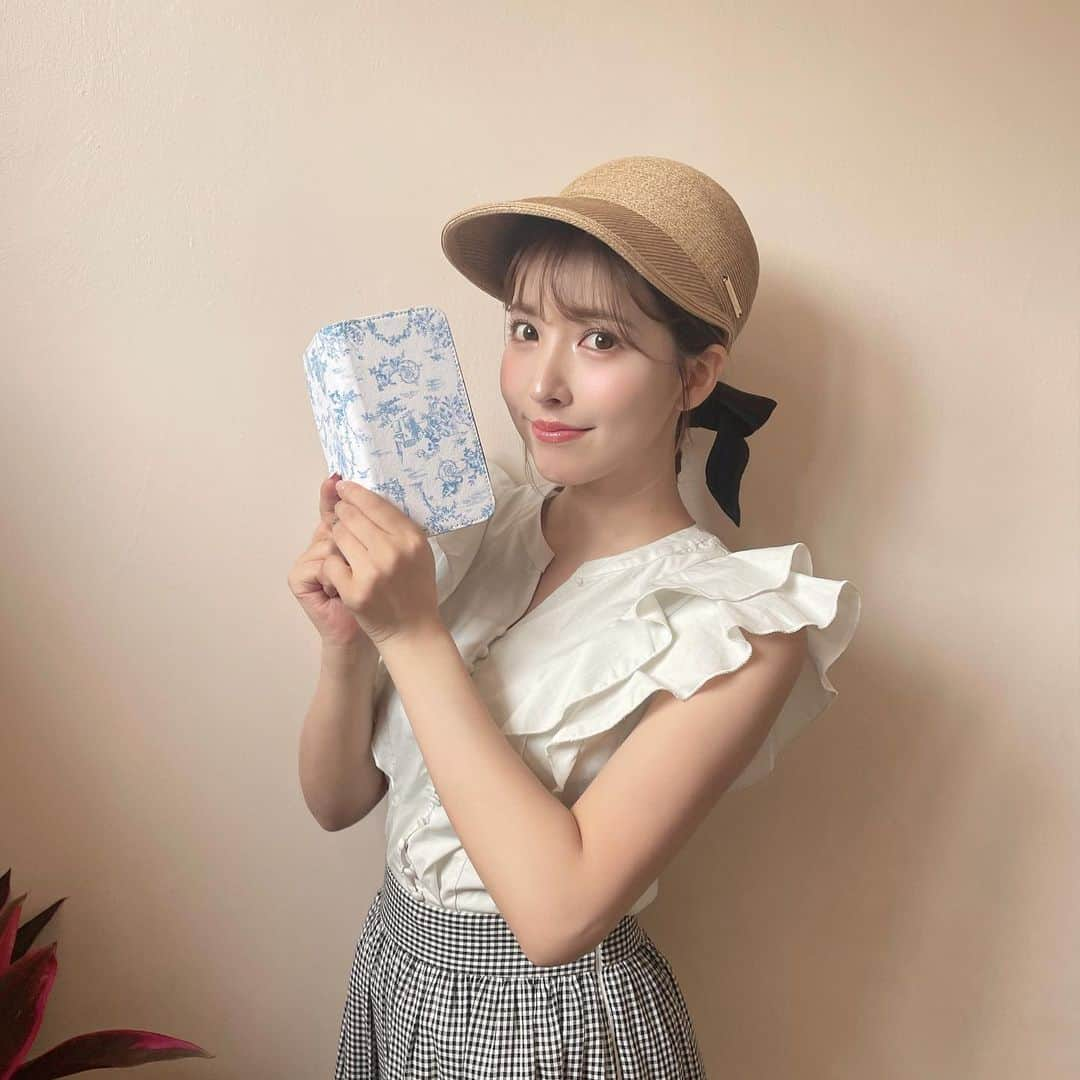 美人百花さんのインスタグラム写真 - (美人百花Instagram)「美人百花の誌面に初登場❣️三上悠亜ちゃんのオフショットを公開🐈 帽子が大好きな悠亜ちゃんがフェミニンな洋服にぴったりなキャスケット、女優帽、バケットハットを披露しています💐  夏の帽子と相性バッチリなのが今月号の付録「 FURFURのにゃんこトワルドジュイ 手帳型スマホケース」😻　汎用性の高いサイズにパワーアップして付録にしました✨　装着は粘着テープに貼り付けるだけでとっても簡単！　装着方法を美人百花のIGTVに残しているので確認しながら行うと安心です💫　ぜひチェックしてください🙆‍♀️  悠亜ちゃんも「スマホケースが付録になるんですか？すごい！」とびっくり🫢　夏にむけて、帽子とスマホケースを新調してみるのはいかがでしょうか？👒  そして、8月1日に悠亜ちゃんの初めてのスタイルブックが発売します🎉🎉　ドレスを着用したグラビアページ👗、ファッション、メイク、悠亜ちゃんのマインド論など盛りだくさんな1冊♪ スタイルブックの公式インスタグラム（@yua_stylebook）ではオフショットを沢山公開中🫶　こちらもフォローお待ちしております🙏  #悠亜ちゃん #美人百花 #美人百花付録 #スマホケース #トワルドジュイ #FURFUR #美人百花の付録使ってみた」6月19日 16時44分 - bijinhyakka