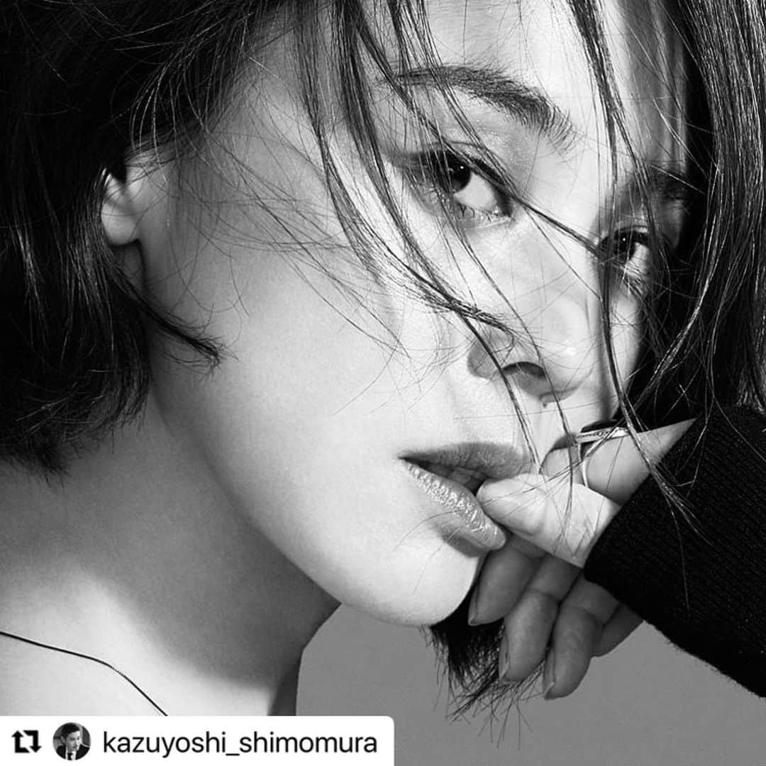 浅見れいなのインスタグラム：「ありがとうございます😭😭😭 #Repost @kazuyoshi_shimomura with @make_repost ・・・ @otonamuse  #浅見れいな @reina_asami  緊張ばかりの撮影でした、と云う。彼女こそあらゆるジャンルで活躍し、読者モデルが台頭した時代に生き、なをモデル然としたトップモデルです。ポージングの素晴らしさ！  @kayoko_watanabe   撮影#下村一喜 #kazuyoshishimomura  #photographer #写真家」