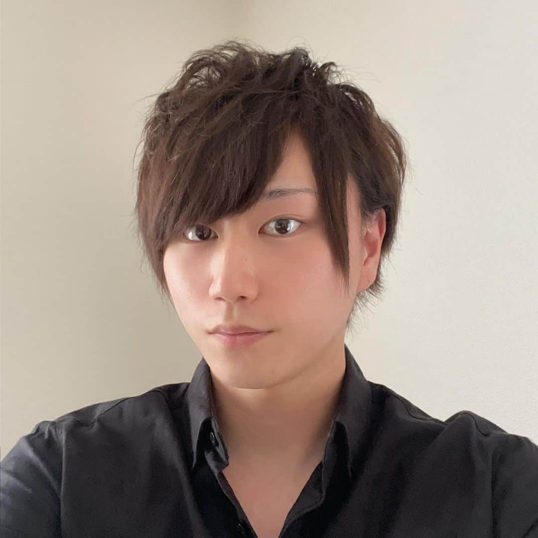 みやゆうのインスタグラム：「髪の毛切ったよ✌️  1年以上続けてた中性的な髪型をやめました！ 昔のみやゆうさんのトップを盛るスタイル！ 久々すぎて上手くセットできなかった😂  #みやゆう #みやゆうさん」