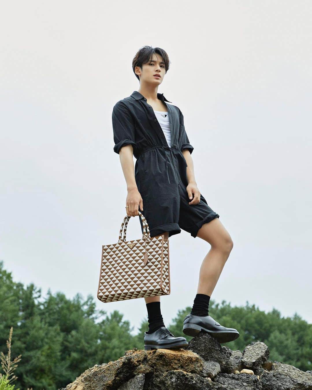 ミンギュのインスタグラム：「🤎PRADA🤎  #PRADA  #PRADASS23  #PradaSymbole #광고   미우치아 프라다와 라프 시몬스가 함께하는  프라다 SS23 남성복 컬렉션, 2022년 6월 19일 오후 9시  프라다 닷컴을 통해 함께 보실 수 있습니다.」