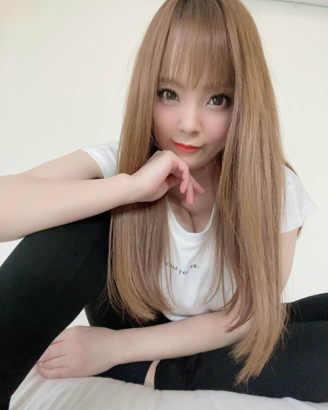 Hitomi（田中瞳）のインスタグラム：「i need love……💜」