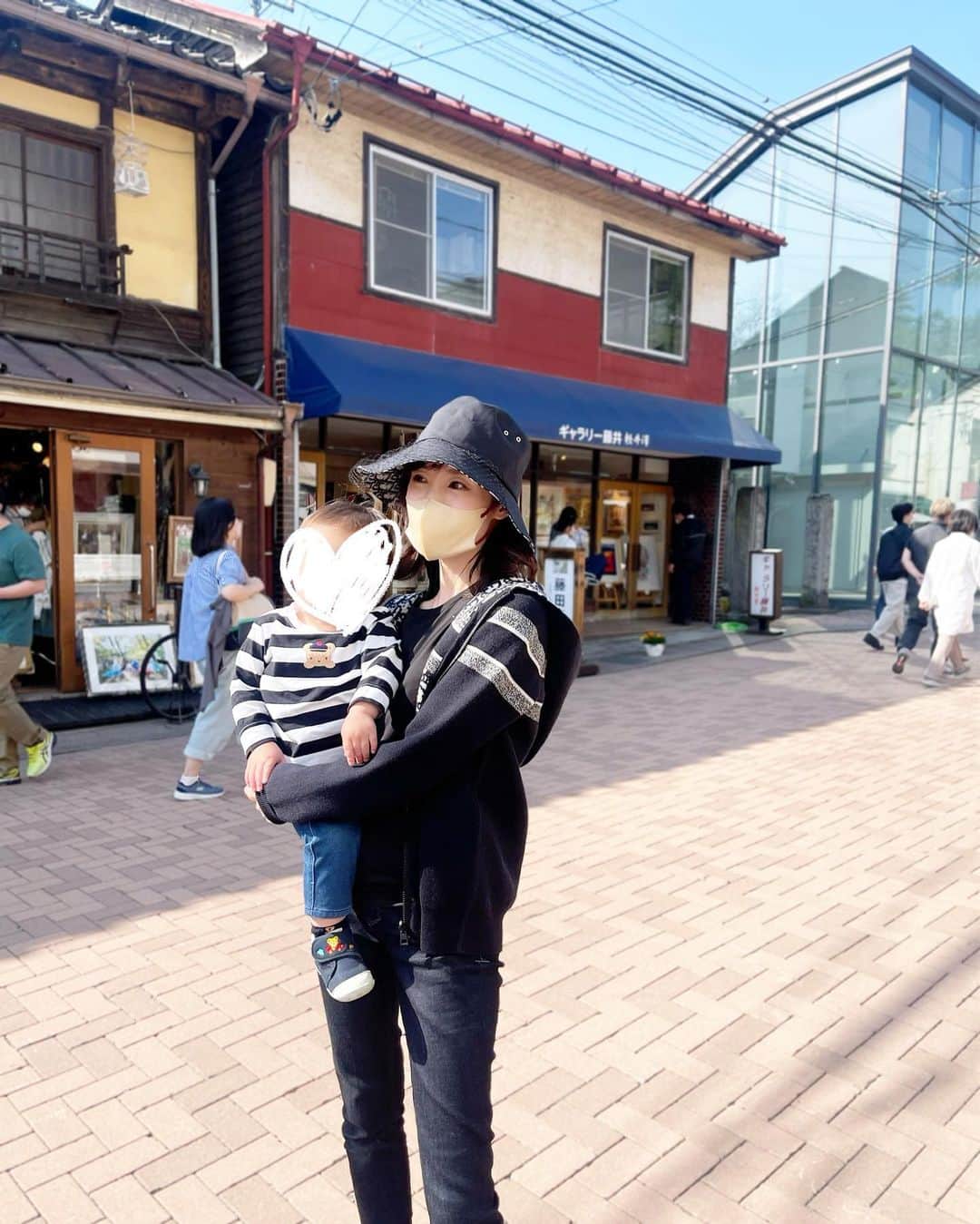 小林真由のインスタグラム：「軽井沢の思い出。 少し前まで寒かったのに今では暑そうな写真🍃👖 ベビーカーも歩くのもイヤイヤで右腰が息子の定位置になってきました🥹  ⁡ この週末も動物園公園スイカ割り公園泥遊びやりきった〜💪🏻 ⁡ ⁡ #ファッション #コーデ #ママコーデ #女の子ママ #男の子ママ #ママライフ #コーディネート #3歳 #1歳 #ベビー #二人育児」