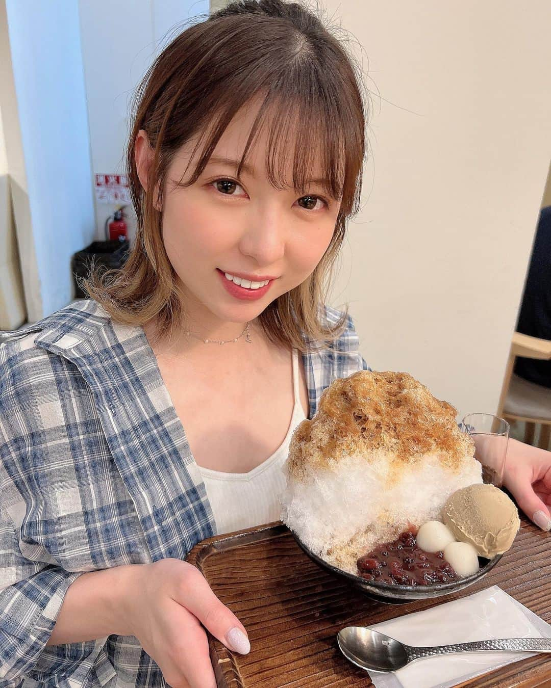 あおいれなのインスタグラム：「お久しぶりです₍ᐢ.ˬ.ᐢ₎久々のデザート🍧🤎 中々投稿できてませんが、元気にしてます〜〜😋🫶 #かき氷 #ほうじ茶 #休日 #息抜き #甘党 #幸せ気分」