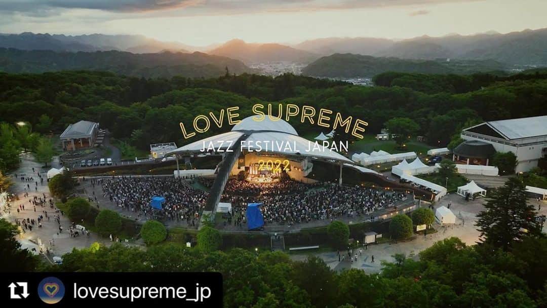 堀田茜さんのインスタグラム写真 - (堀田茜Instagram)「🥰🎷 @lovesupreme_jp   LOVE SUPREME JAZZ FESITIVAL JAPAN 2022 : After Movie  新世代ジャズフェスティバル「LOVE SUPREME JAZZ FESTIVAL」日本初開催。 あの思い出をアフタームービーにまとめてYouTubeで公開しました。   至上の愛と、至福の音楽体験をー。 またお会いできる日を楽しみにしています。   ＿＿＿＿＿＿＿＿＿＿＿＿＿＿＿＿＿＿＿＿＿＿＿＿   『LOVE SUPREME JAZZ FESTIVAL JAPAN 2022』 2022年5月14日（土）、5月15日（日）11:00 開場 / 12:00 開演   5月14日（土） 【Live Performance】 DREAMS COME TRUE featuring 上原ひろみ, Chris Coleman, 古川昌義, 馬場智章 / SERGIO MENDES – Guest: SKY-HI / SIRUP / Ovall – Guest: SIRUP, さかいゆう, 佐藤竹善(Sing Like Talking) / aTak / kiki vivi lily / チョーキューメイ  【DJ】 沖野修也(KYOTO JAZZ MASSIVE/KYOTO JAZZ SEXTET) / 松浦俊夫 / YonYon / Licaxxx   5月15日（日） 【Live Performance】 ROBERT GLASPER / SOIL&”PIMP”SESSIONS – Guest : SKY-HI, Awich, 長塚健斗(WONK) / Nulbarich / Vaundy / WONK / Answer to Remember - Guest: KID FRESINO, ermhoi, Jua, 黒田卓也/ Aile The Shota 【DJ】 DJ Mitsu the Beats / DJ To-i (from DISH//) / 柳樂光隆（Jazz The New Chapter）/ 三原勇希 ※みのの出演はキャンセルになりました   イベントアンバサダー：堀田茜     会場：埼玉県・秩父ミューズパーク（https://www.muse-park.com/guide/facility03） 〒368-0102 埼玉県秩父郡小鹿野町長留2518   □WEB：https://lovesupremefestival.jp □Instagram：https://instagram.com/lovesupreme_jp　[@lovesupreme_jp ] □Twitter：https://twitter.com/lovesupreme_jp [@lovesupreme_jp ] □Facebook：https://www.facebook.com/pg/lovesupremejp/   ■主催・企画制作：LOVE SUPREME JAZZ FESTIVAL JAPAN 2022実行委員会 ■協賛：CHILL OUT / イープラス / Chang Beer / KEEN ■後援：一般社団法人 秩父観光協会 / 株式会社 秩父開発機構 / J-WAVE / InterFM897 / FM802 / FM COCOLO ■協力：西武グループ / 一般社団法人 秩父商人仲間 / 矢尾百貨店   ■落とし物などのお問い合わせ： キョードー東京　0570-550-799 ※平日：11時〜18時　土日祝：10時〜18時 https://www.kyodotokyo.com/  #ラブシュプ #LOVESUPREMEJAZZFESTIVAL #秩父ミューズパーク #DREAMSCOMETRUE #上原ひろみ #ChrisColeman #古川昌義 #馬場智章  #SERGIOMENDES #SKYHI #SIRUP #Ovall #さかいゆう #佐藤竹善 #aTak  #kikivivilily #チョーキューメイ  #ROBERTGLASPER #SOILPIMPSESSIONS #Awich #Nulbarich #Vaundy  #WONK #AnswertoRemember #KIDFRESINO #ermhoi #Jua #黒田卓也  #AileTheShota  #DIS」6月15日 21時20分 - akanehotta