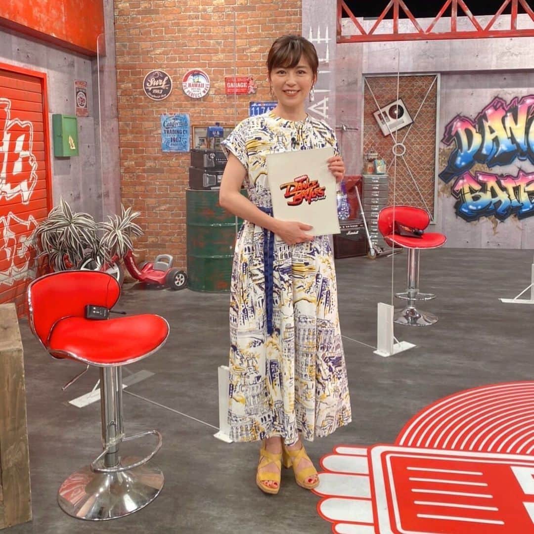 中野美奈子のインスタグラム：「毎週火曜日23時30分から放送の『乃木坂46とダンスバトルズ』楽しんでいただけていますか？  番組公式Twitterでは毎週乃木坂46のメンバーが放送終了後の感想をダンスしながら披露してくれてます♪  毎回、音楽かかるとすぐ踊れるメンバーにさすが日本を代表するアイドル！と感動してます♡ 放送終了後のTwitterもお楽しみに。  Dress　@preferir_web  Shoes @dianashoespress   #乃木坂46  #秋元真夏  #田村真佑  #霜降り明星  #乃木坂46とダンスバトルズ  #中野美奈子」