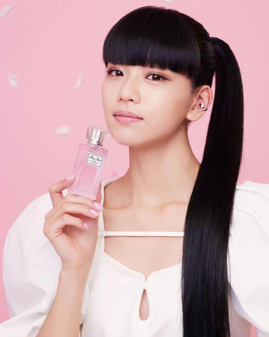 のインスタグラム：「ㅤㅤㅤㅤㅤㅤㅤㅤㅤㅤㅤㅤㅤ MISS DIOR HAIR OIL @diorbeauty 🤍 フレッシュな香りを長持ちさせながら、髪にうるおいを与え、保護する「ミス ディオール ヘアオイル」が登場。  私はスーパーロングなので毎日のヘアケアをとっても大切にしていますが、熱や外的ダメージから髪をしっかりと保護しながら 髪の毛をブルーミング ブーケのフローラル ノートの良い香りに包んでくれるMISS DIOR HAIR OILのおかげでとってもハッピーな気持ちになりました☺︎ ㅤㅤㅤㅤㅤㅤㅤㅤㅤㅤㅤㅤㅤ @diorbeauty #ミスディオール #GIFTEDBYDIOR」