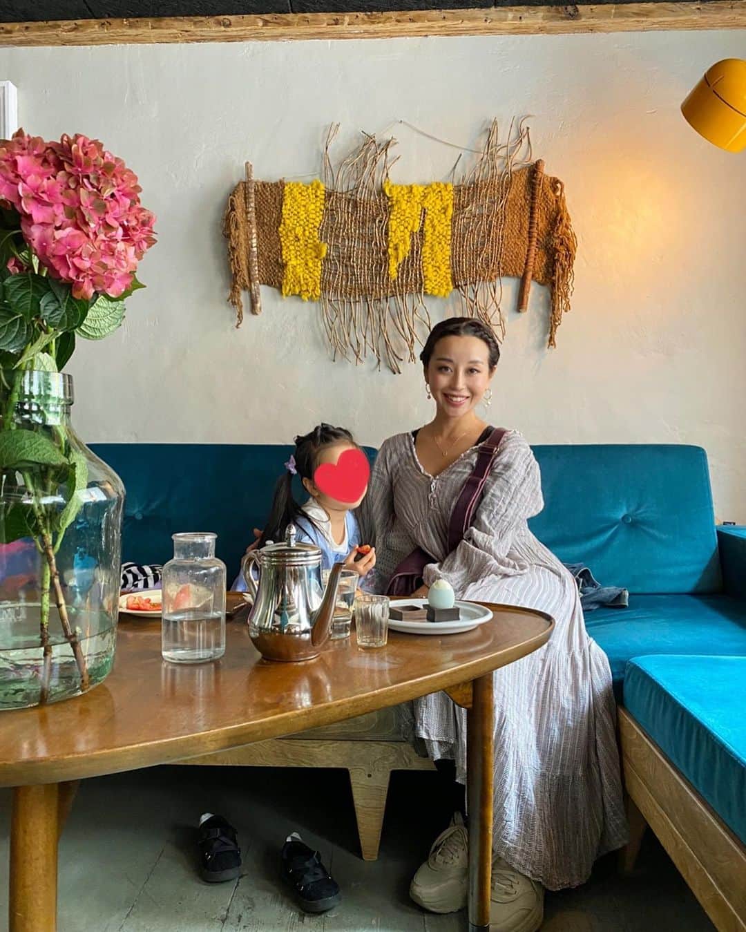 PINKYのインスタグラム：「Love from København🇩🇰🫶  待ちに待った3年ぶりの海外渡航は、主人の仕事に同行して自転車&オーガニック先進国のデンマークへ✈️🇩🇰✨  初めて訪れた北欧の都市コペンハーゲンは人々が優しく空気が綺麗で、主人が言う通り街のみんなが幸せそうな素敵な街だった🚲🌈✨  娘が初めて食べたチーズをのせたサワードウブレッドを好きになったのも、嬉しい旅の記録👧🏻🥯  📍Seks Bakery & Eatry  #Repost @yosuke_kubozuka  ・・・ København Memories vol.2  国が人を、人が国を大切にする。 街のみんな幸せそうだった✨ 「生きることに不安のない国」 だってさ。めちゃいいね。👍  ・・・  #love #happy #family #momlife #parentslife #familytrip #denmark #københavn #matebike #familytrip #økologisk」