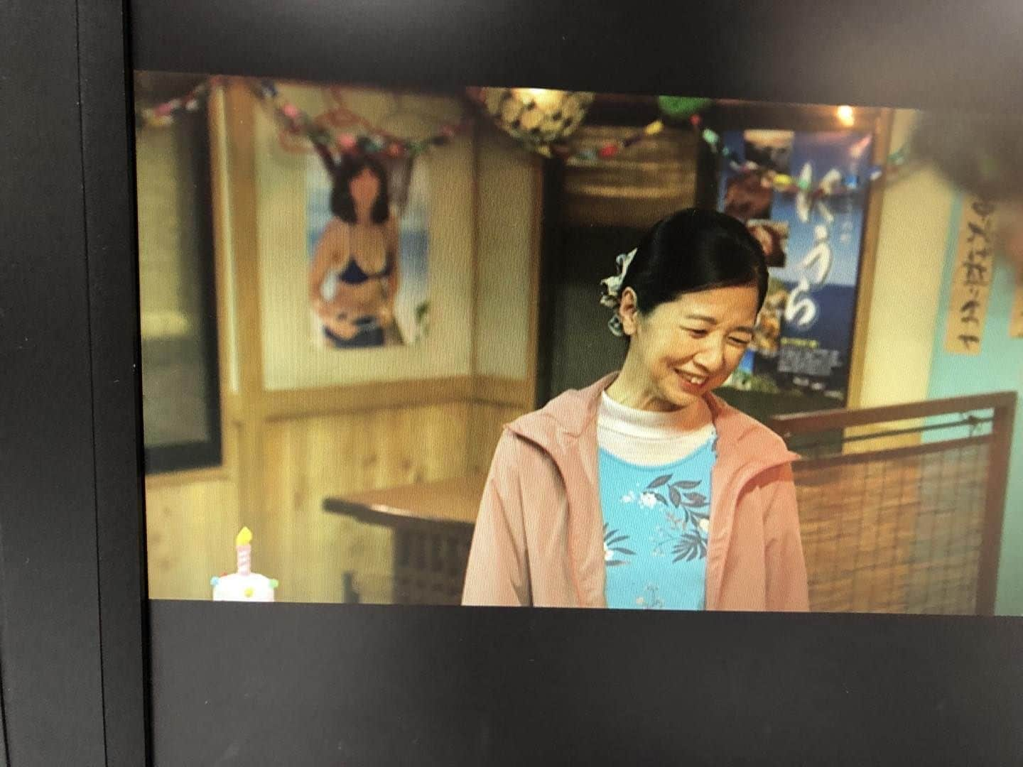 宮崎美子さんのインスタグラム写真 - (宮崎美子Instagram)「皆さん、こんにちは。  NHKよるドラ『カナカナ』ご覧いただいてますでしょうか？  月曜〜木曜まで毎日よる10:45〜放送中です。  今週は、私、おばちゃん、ちょっと検査入院に行って参ります。  その間、息子のことはまさに任せているのですが…どうなることやら…  ところで、マサの店、居酒屋ぱいせん店内のポスターには皆さん、もうお気づきですか？  そうなんです。 40年前の私と、ツーショットになっております。  お気づきでなかった皆さん、これから、ドラマをよーく見てくださいね❣️  #NHK#ドラマ#よるドラ#カナカナ#宮崎美子」6月15日 13時35分 - miyazakiyoshiko.official