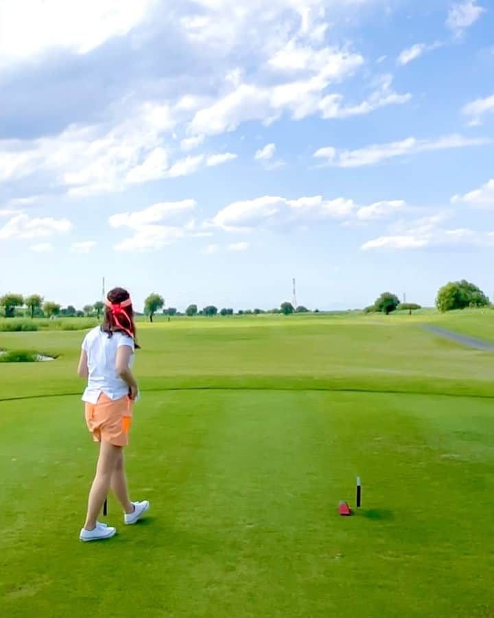 mikaのインスタグラム：「♥︎︎∗︎*ﾟ @newbalancegolf_japan コンペ⛳️ ドラコンホール✨ ． @a.ya.ka0301 プロとドライバー対決！ プロの今日イチぶっ飛びショットが かっこよすぎて諦めてたけど、 幸運が舞い降りた👼 ． わーい🙌ドラコンゲット✨ スタッフさんに今日の女性の中で1番 飛んでたよ〜って褒めてもらった🥰 う、嬉しい♡ ． ． 動画の可愛い声は @sabu_golf ちゃん🫶 楽しいイベントホールでした✨ ． ． #ドラコンホール #菊池彩香プロ #ニューバランス #ニューバランスゴルフ #newbalance #newbalancegolf #ゴルフ #golf#ゴルフ女子 #golfgirl #골프여자 #女子ゴルフ #golstagram #golflove #ゴルフ好き #ゴルフ最高 #ゴルフ上手くなりたい #みかゴルフ #mikagolf #高尔夫 #골프 #golfgirl #골프여자 #ゴルフウエア #ゴルフコーデ #インスタゴルフ女子 #ゴルフ男子 #ゴルフ好きな人と繋がりたい #ゴルフ女子と繋がりたい #ゴルフコンペ」
