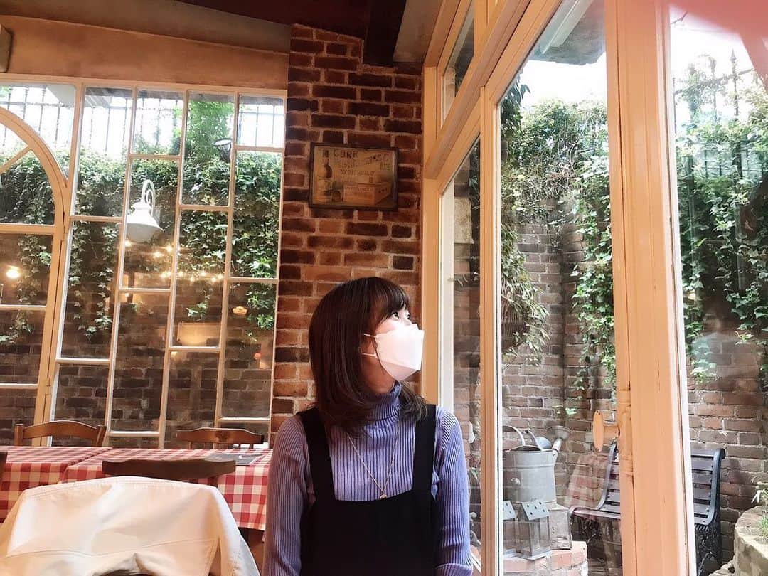 清都ありささんのインスタグラム写真 - (清都ありさInstagram)「𓂃𓈒𓂂𓏸  とてもお時間経ってしまったのですが、すごく素敵なカフェでお茶しました🫖✨  お店の外観・内装すべてが異国のような雰囲気と素敵な佇まいで、ゆったりとしたお時間を過ごせました😌  後藤沙緒里さん( @saorigoto.18 )に撮っていただいたお写真が素敵すぎて☺️ 柔らかい雰囲気をそのまま切り取っていただきました🕊  #カフェ #ゆるゆる #おいしかった  𓂃𓈒𓂂𓏸」6月15日 14時06分 - kiyotorou