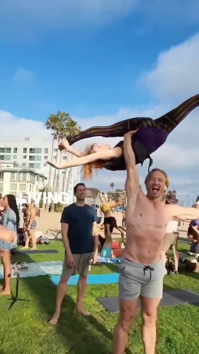 ボニー・モーガンのインスタグラム：「Playing @originalmusclebeach! Can you believe this was the first time I met or worked with @davidmnorton and it was his first time attempting this trick, the Americana! What a spectacular base! Complete credit for this clip goes to @davidmnorton #acro #adventuresofbendybonnie #acrobrat #originalmusclebeach #contortionist #americana #tomfoolery #tryingnewthings #dowhatyoulove #shenanigans #joy #bendybonnie」
