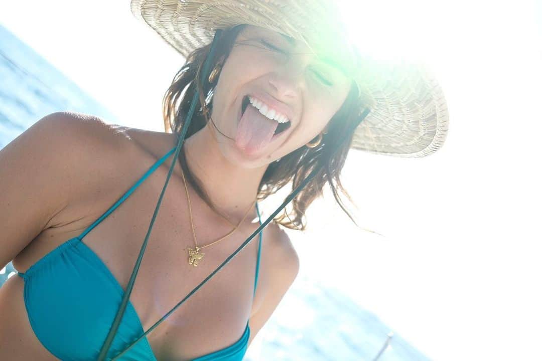 グレン・パウエルのインスタグラム：「Wherever you are, the sun shines brighter. Every day is perfect because you’re in it.  Welcome to 30 @msgigiparis」