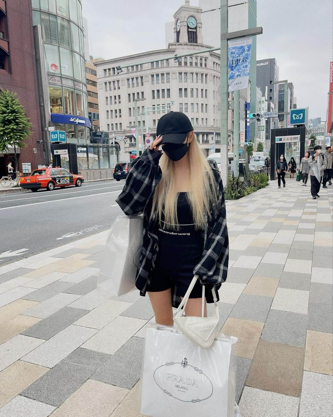 のインスタグラム：「shopping🛍最近PRADAが可愛い🤑」