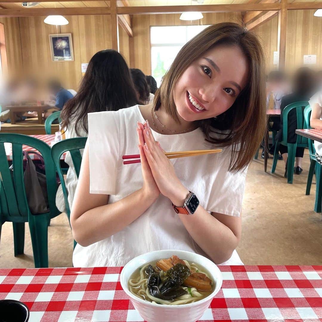 のインスタグラム：「. 久しぶりの沖縄は毎日 曇りと雨で海には一度も入れず🥹💭... . 食べてばかりの旅に✈️🍔🍗🌮🍜😊 一つも外れがなくてほんまに美味しかった❤️ 写真撮ってないだけでまだまだ 食べてたからちゃんと撮っとけばよかった、、、笑 . 1.2枚目　名護市　宮里そば 3枚目　恩納村　きじむなぁ 4枚目　本部町　キャプテンカンガルー 5枚目　本部町　きしもと食堂 6枚目　那覇市　ジャッキーステーキハウス もうすでに食べたい〜🤤💭💗 . . はやく梅雨明けないかな〜 . . . #沖縄 #旅行 #食い倒れ旅 #食べ歩き #followme」