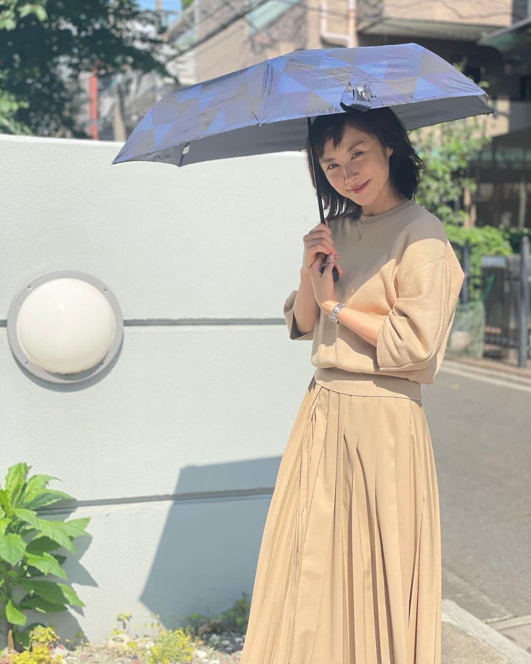 山口もえのインスタグラム：「・  皆さまあたたかいメッセージをありがとう♡ 梅雨の晴れ間が恋しいね…  #梅雨#☔️ #写真はいつかの晴れ間♡ #ワントーンコーデ #ベージュ#好き」