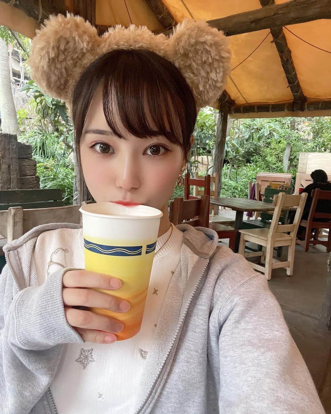 西原愛夏のインスタグラム：「ビールうまうま🍺♡  友達と何年かぶりくらいにディズニーシーに行ったよ𖡼.𖤣𖥧𖡼.𖤣𖥧   暫く行ってなかったからか、こんなに楽しかったっけ？！っていうくらい子供に戻って楽しみました😂♡  コロナで花火も全然見てなかったけど、久しぶりにみれて綺麗さに感動した…😭😢✨」