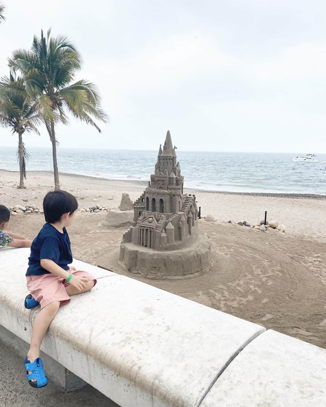 河島未怜さんのインスタグラム写真 - (河島未怜Instagram)「#mexico  🇲🇽  2人連れての海外、ましてや 遠い国…14時間＋乗り換え1時間の長旅は とても心配でしたが  どうしても行かなくてはいけない 予定があり 行ってきました。  とても大変な…機内でしたが やはり行けて良かった。  心が晴れやかになり、 実りが多い旅でした。  まずは 無事に帰ってこれたことに感謝🤍  #mexico #メキシコ #メキシコ雑貨 #マルガリータ #ずっと抱っこして移動😅 #母たくましくなる #腕もぱんぱん #子どもの時差ボケは深刻でした」6月15日 17時10分 - mirei_weather