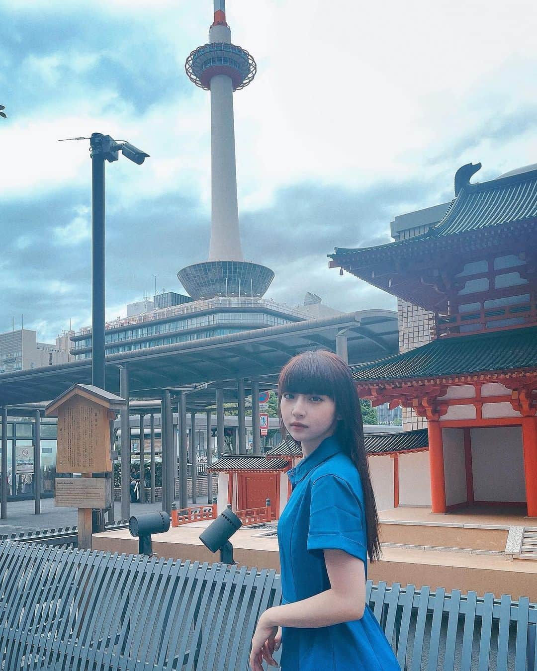 荻野由佳のインスタグラム：「滞在時間約3時間の京都⛩ ブルーのワンピース、夏です💙」