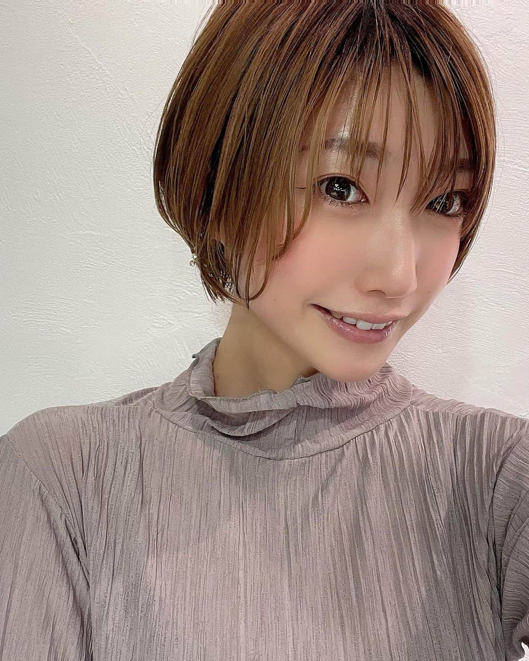 夏日凜子のインスタグラム：「昨日切ってもらった美容院さんがインスタしかやってないとのことで、こちらで♡  めちゃくちゃ可愛いショートにしてもろた！ホントに感激！ セットの仕方も乾かし方も細かく教えてもらったので頑張って維持します✨ 2枚目の動画も良いよね🥰🥰  小平のRe-Bellさん♡♡です✧︎  タグつけたのでそこから是非❣️  #美容院 #美容師 #カットモデル #model #ショートカット  #ショートカットヘア  #しょーとかっと女子  #shortcut #ヘアサロン #ショートカットが得意  #しょーとへあ #kawaii #かわいい」