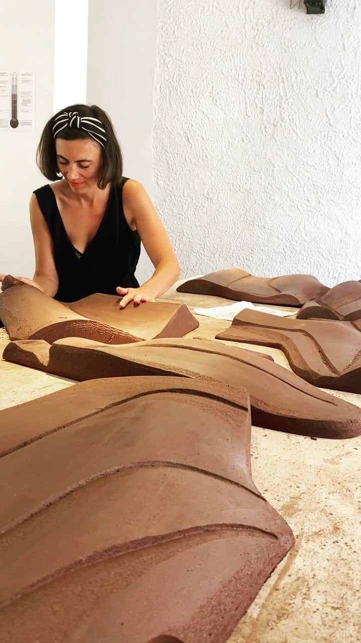 のインスタグラム：「Long time no see friends! We’ve been super busy those past months, as we moved the atelier from LA to Vallauris, a little town in the South of France, famous for its pottery and ceramics tradition. Here’s a little snippet of what our mornings have been looking like since then… chill like the South, innit? Coucou @vallaurisgolfejuantourisme @vallaurisgolfejuanofficiel et merci pour tout @aielloceramiste 🔥🔥🔥」