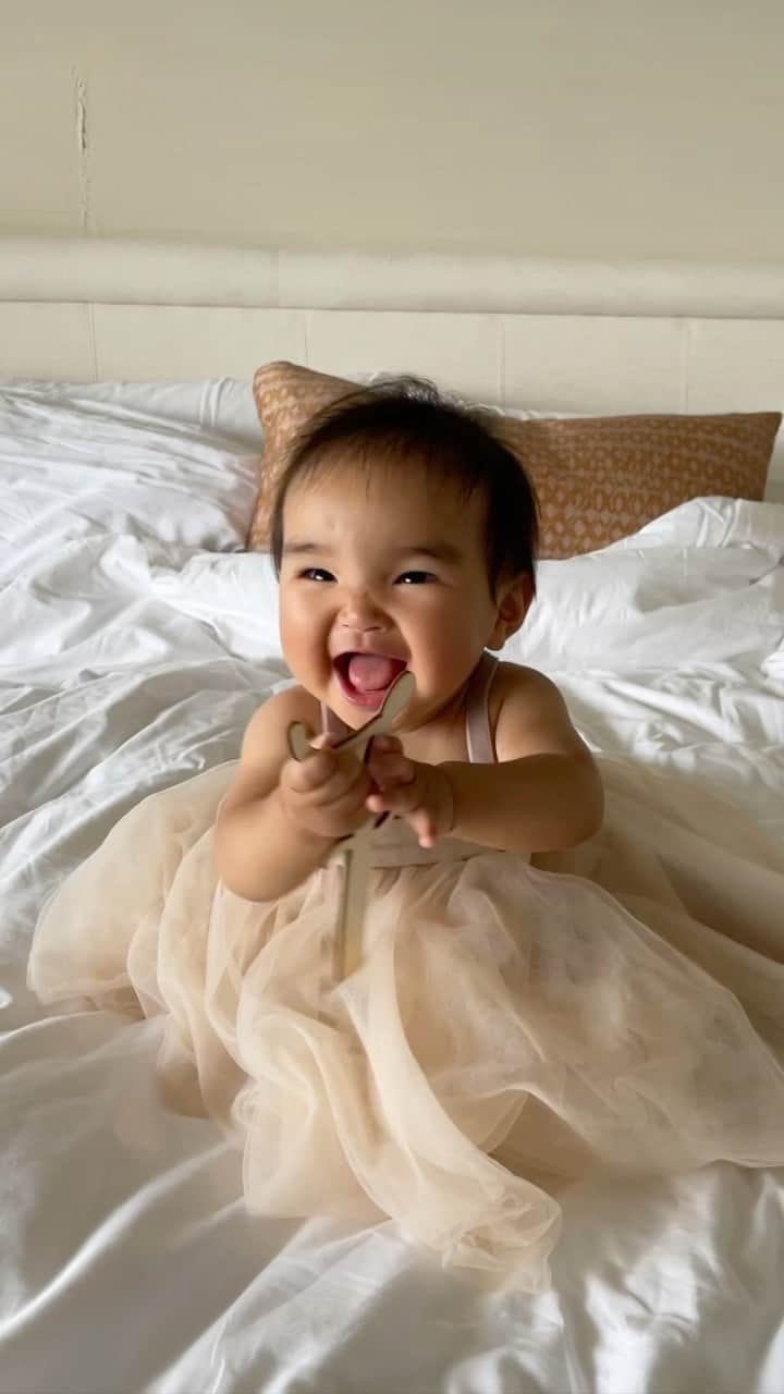 HISANAのインスタグラム：「すずちゃん7months👶🏻🤍  7ヶ月を迎える数日前につかまり立ちするようになり、ずり這いもめちゃくちゃ早くなって目が離せんくなった🙈 泣きながらずりずり追いかけてくるようになったよ🥹かわいすぎ🤣💕 あとはパパやママの真似をよくするようになったよ〜🤗  ・つかまり立ちできるようになった❣️ ・ばいばいやぱちぱち、いやいや（首ふりふり）ができるようになった❣️ ・おっぱいのベビーサインができるように✊🏼 ・2回食スタート🥄 ・後追いが始まった👶🏻 ・夜は11〜12時間寝てくれてます😴  広島帰省中に色々とできることが増えました🌟 最近はとくにぱちぱちといやいやがお気に入り👏🏼👶🏻  食べるのが好きなすずちゃんは2回食になって満足そうです😋💕 りんごとさつまいもが大好物🍎🍠  #生後7ヶ月#マールマール#ベビーコーデ#月齢フォト#令和3年ベビー」