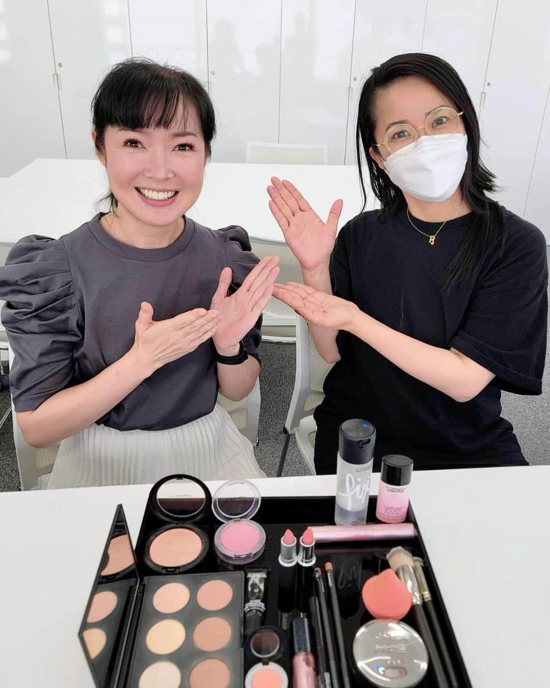 のインスタグラム：「IKKOさんからのご縁で MAC化粧品のメイクアーティスト 池田ハリス留美子さんに出逢えました。 うっとりするほどの メイクテクニック、、 そして、細やかな気遣いをくださる 優しさ溢れるお人柄。　 MACのチーク、アイシャドウ、リップの 発色の美しさ、大好き💕です。  #田川寿美#化粧品#MAC#macコスメ#ヘアメイクアーティスト#池田ハリス留美子さん#IKKOさん#ご縁#メイク#テクニック#チーク#アイシャドウ#リップ #コスメ#beauty#cosme#makeup#makeupartist」