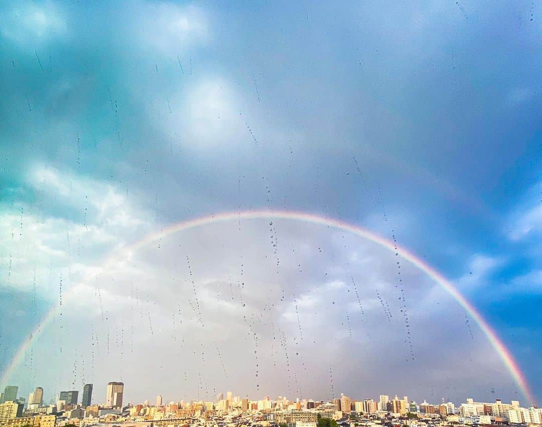 のインスタグラム：「いつかの空🌈✨  梅雨の雨空から、不意に訪れた晴れ間に綺麗な虹がかかったんだよ🌈 しかもダブルレインボー🌈🌈  都内でもこんなにすごい虹がかかるなんて、ほんとに感動したっけ🥹✨  皆さんの心も晴れて、綺麗な虹がかかりますように🙏✨  #tokyo #rainbow #japantravel #japantrip #canon #canonR5 #beautifuldestinations #discoverjapan #discoverearth #voyaged #awesome_photographers #IamATraveler #wonderful_places #japanphoto #japanphotography #japan_of_insta #livingonearth #theglobewanderer」