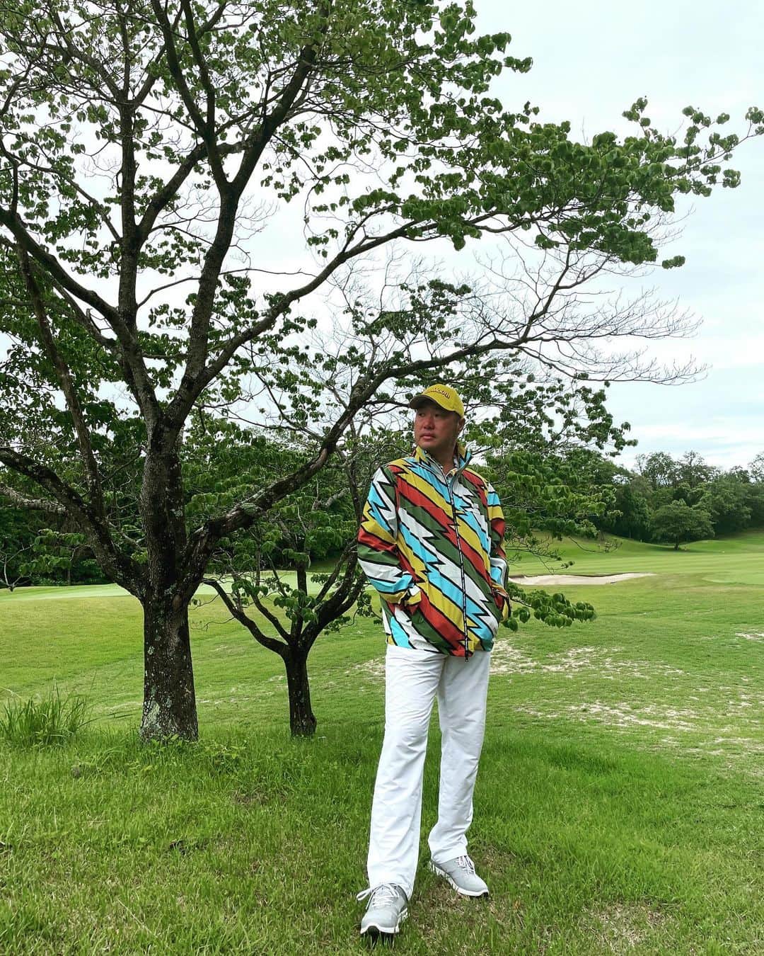 関本賢太郎のインスタグラム：「梅雨時期のアウトドアウェアどーしてますか❓ ラウドマウスのレインウェアはGORE-TEXで防水性能バッチリな上にレインウェアにありがちな地味なデザインではなくしっかり目立ちます✨✨ レインウェアお探しの方ラウドマウスへGO💥💥 #雨ゴルフ #アウトドア #ゴアテックス #ラウドマウス」