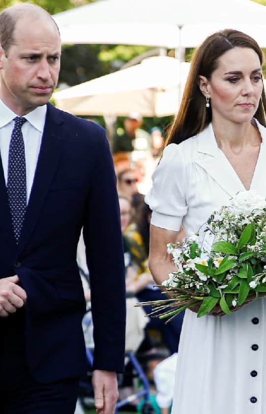 ロイヤル・ファミリーのインスタグラム：「The Duke and Duchess of Cambridge lay a wreath at the Grenfell Tower Memorial Service.  Marking five-years since the tragedy, the multi-faith Service paid tribute to the 72 residents who lost their lives.  📷 @grenfell_united」