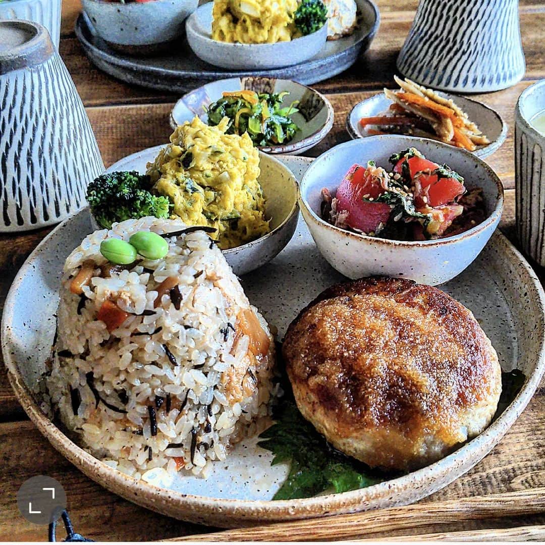 meeのインスタグラム：「おこんばんは😊⁡ ⁡⁡ ⁡今日の夜ご飯🍚⁡ ⁡✺ハンバーグ自家製ジャポネソース⁡ ⁡✺トマトツナ大葉麺つゆ和え⁡ ⁡✺カボチャサラダ⁡ ⁡✺ひじきの混ぜご飯⁡ ⁡✺味噌汁⁡ ⁡⁡ 今のトマト甘～い😆⁡ ⁡トマトはあまり得意ではないけど甘いトマト美味しい😋⁡ ⁡そしてこの組合せが好きです✨⁡ ⁡⁡ ⁡では、いただきます😋」