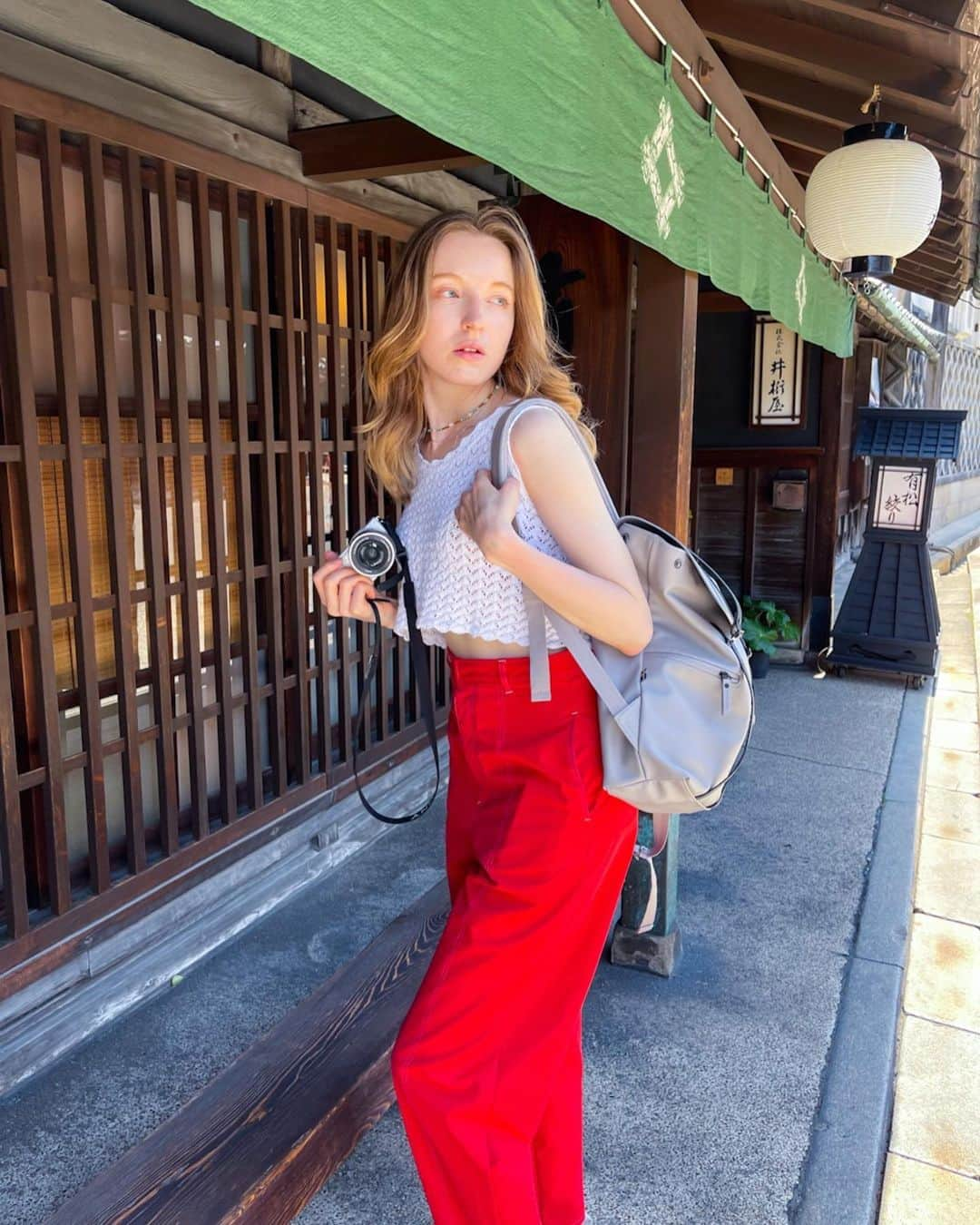 Lisaのインスタグラム：「最近旅行に行く時に、@gastonlugaのバックパックを使っています ❤️  バッグに物がたくさん入るし、防水なので、いきなり雨が降っても中にある物が濡れないから安心ですね😌 また、デザインと色がいろんな服に合わせやすいので、旅行中に服の数が限られている場合、非常に便利です💡  ところで、私が使っているモデルは「スプラッシュ13”」です。  明日からまた旅行に行くので、また活用します😁  *********** ⚫︎安心の国内発送・配送返送無料＆半永久保証 ⚫︎公式ストア限定15%OFFクーポン （有効期限：2022/08/31）  ：LSJP ⚫︎キャンペーン案内：※最新情報はGastonLuga公式Webサイトでご確認ください。  ☀️ #サマーキャンペーン 👒(5/27～8/19) サステイナブルなバッグと夏のお出かけ🎒 バックパックorセット購入でスマイリートートバッグプレゼント😊 🆕コーポレートコーストシリーズ 5/19新発売♬  #gastonluga #ガストンルーガ #バックパック #リュック #PR」