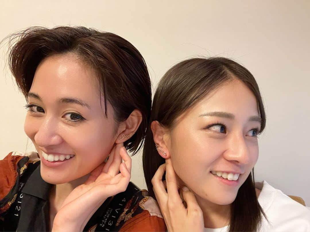 前田敦子のインスタグラム：「. はるかに久しぶりに会えて浮かれてます。 舞台見に来てくれて、 早めのお誕生日プレゼントにピアスくれていやん幸せ！！！！」