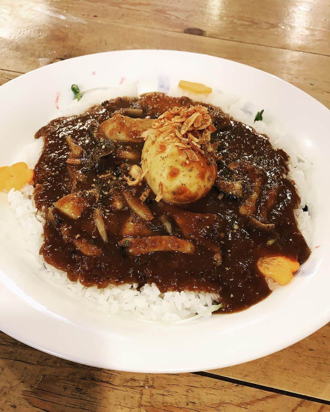 ハマカワフミエのインスタグラム：「下北沢にあります#茄子おやじ のきのこカレーに ゆで卵トッピングというのは 平日にだけ出会える幸せ。 だいすきなエリカが笑顔で持ってきてくれるから、なお幸せ。 ごちそうさま。」